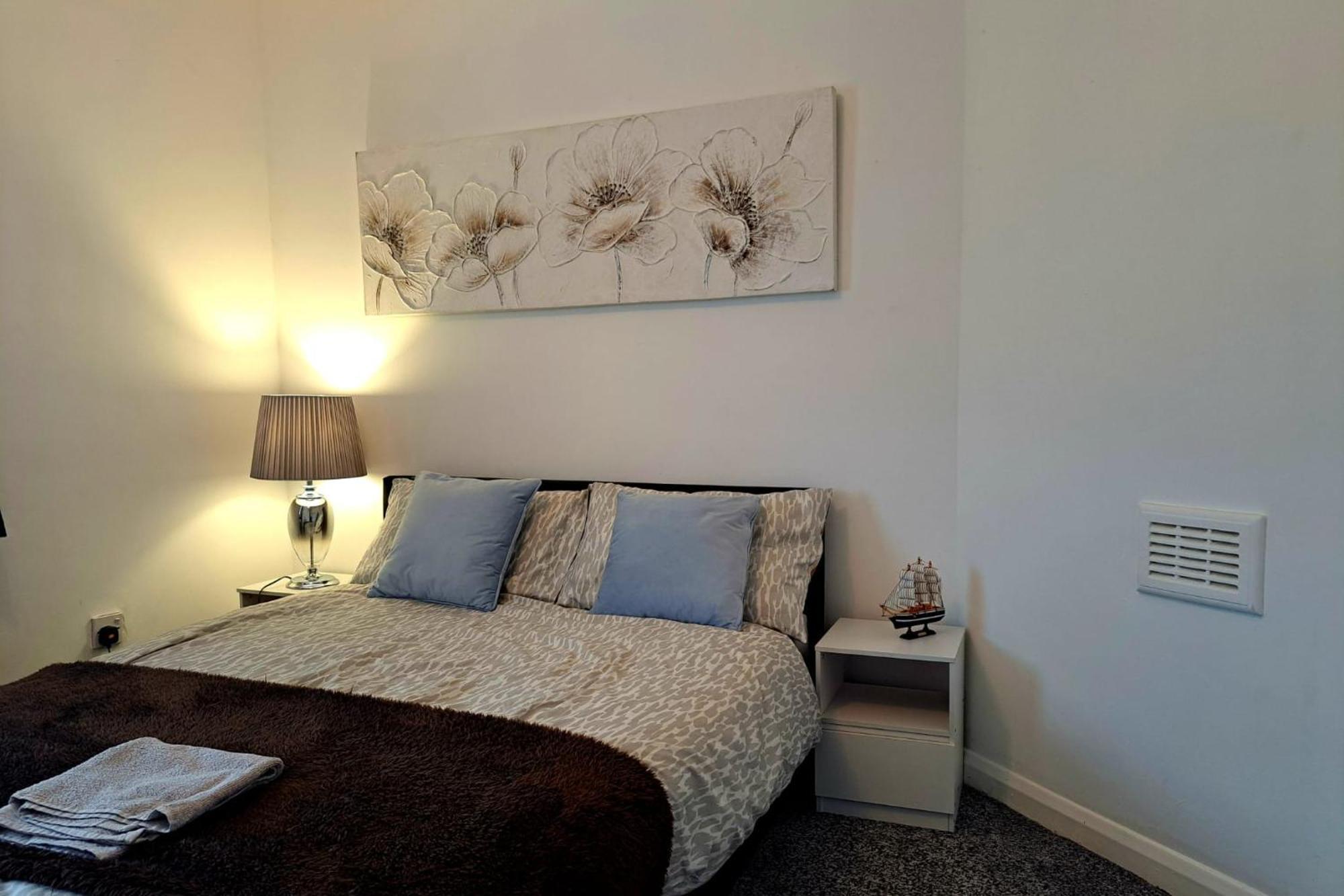 Holiday home 2 Bedroom House In Leeds - Sleeps 5 Wifi Parking *