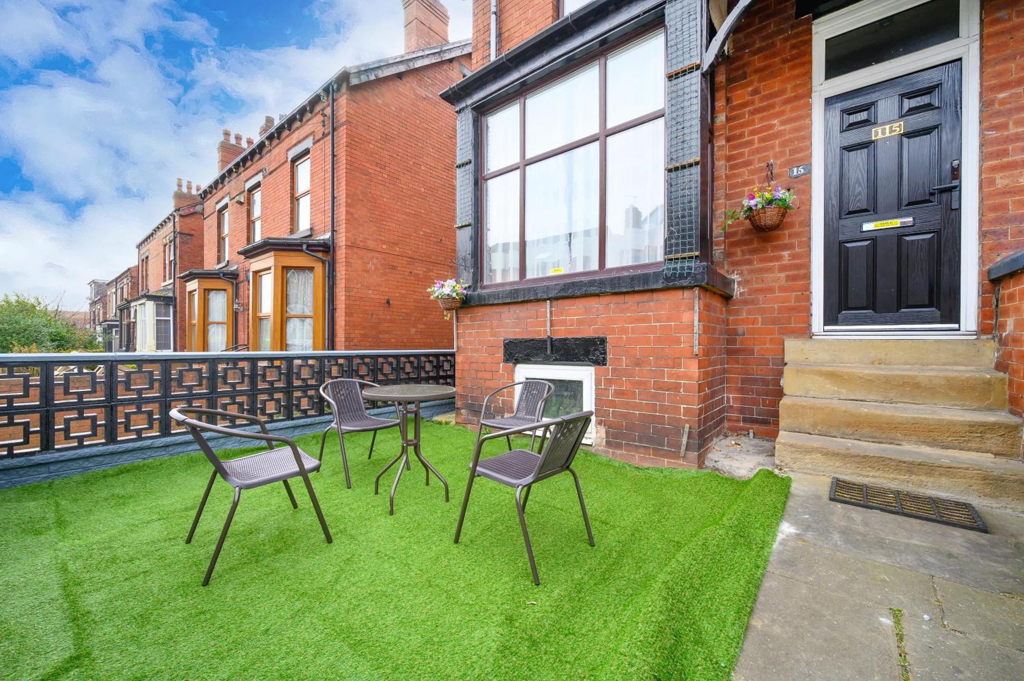 -re15cfa- For Relaxed And Cosy With Free Parking Leeds (West Yorkshire)
