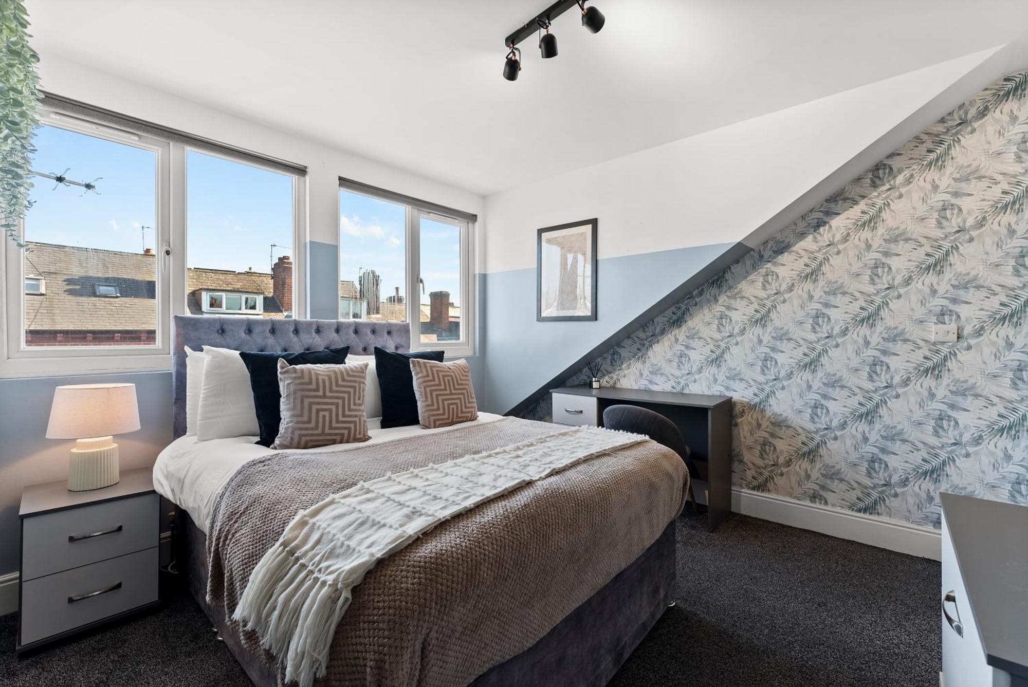 Stylish Designer 4 Bed - Parking - Sleeps 8