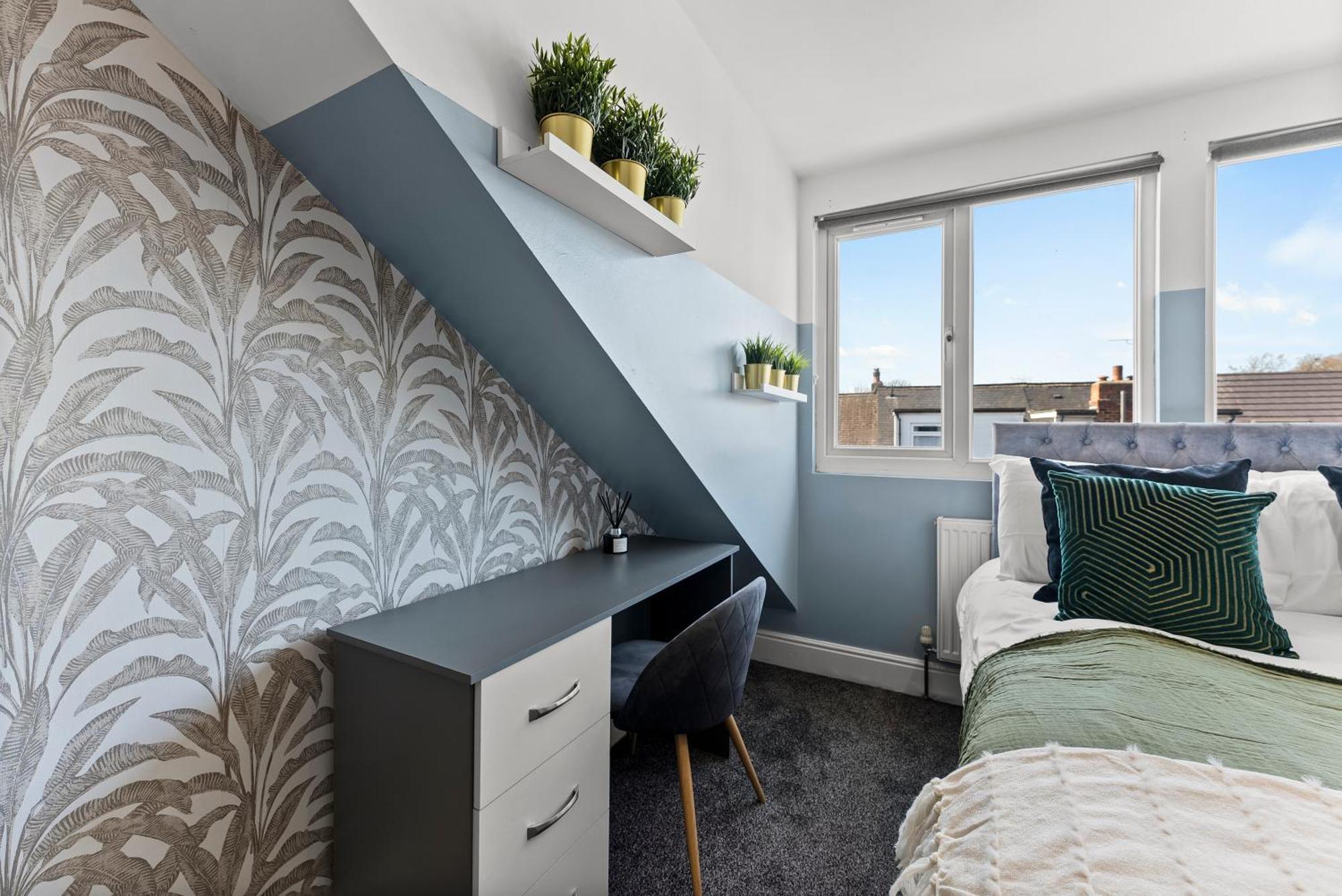 Stylish Designer 4 Bed - Parking - Sleeps 8 Holiday home
