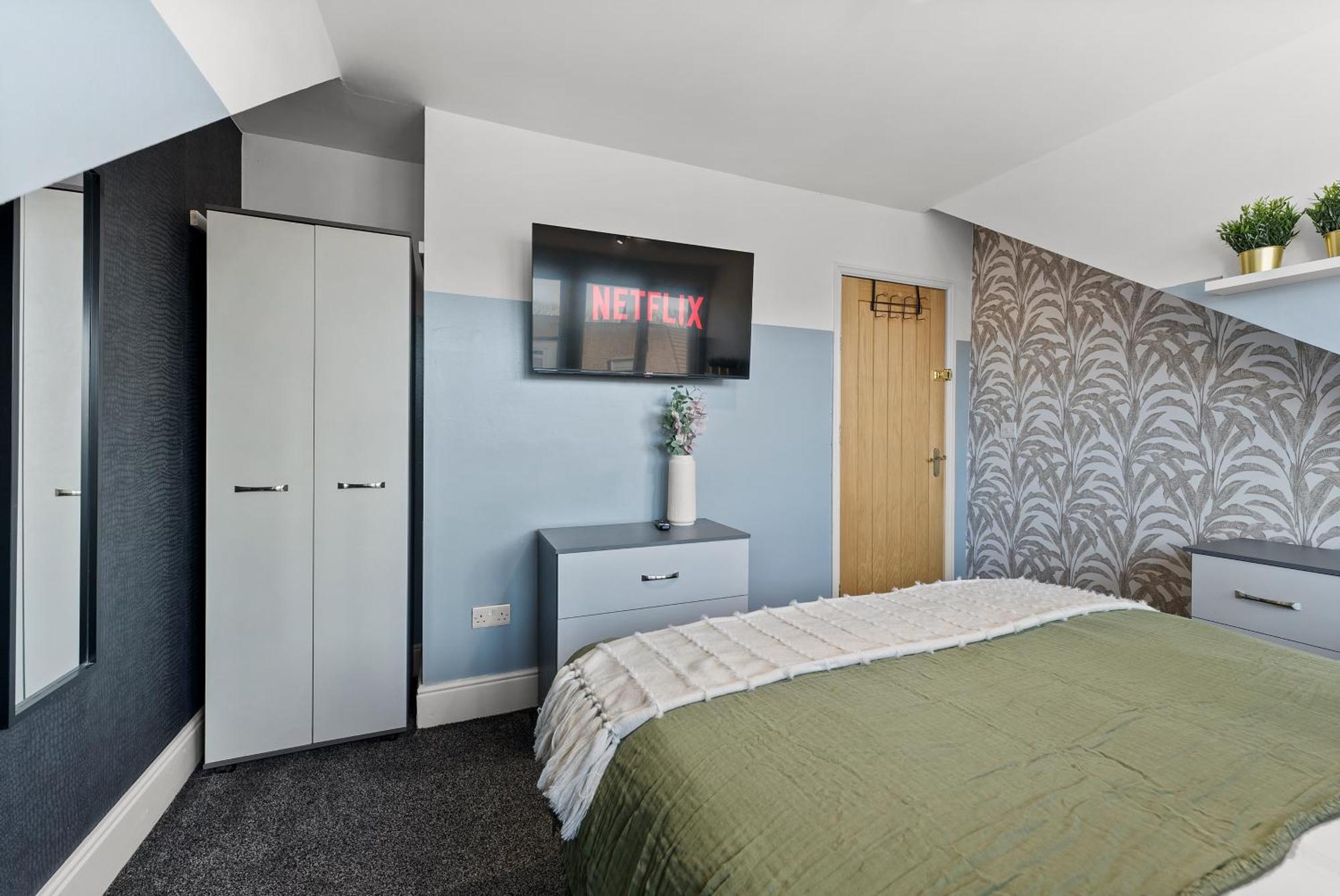 Holiday home Stylish Designer 4 Bed - Parking - Sleeps 8