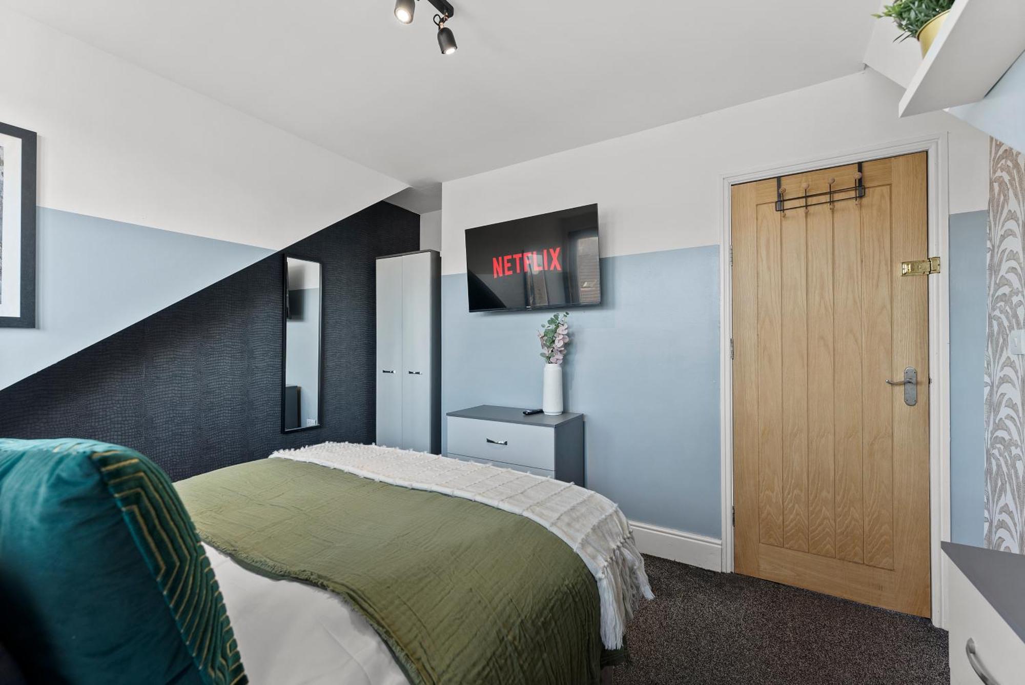 Holiday home Stylish Designer 4 Bed - Parking - Sleeps 8
