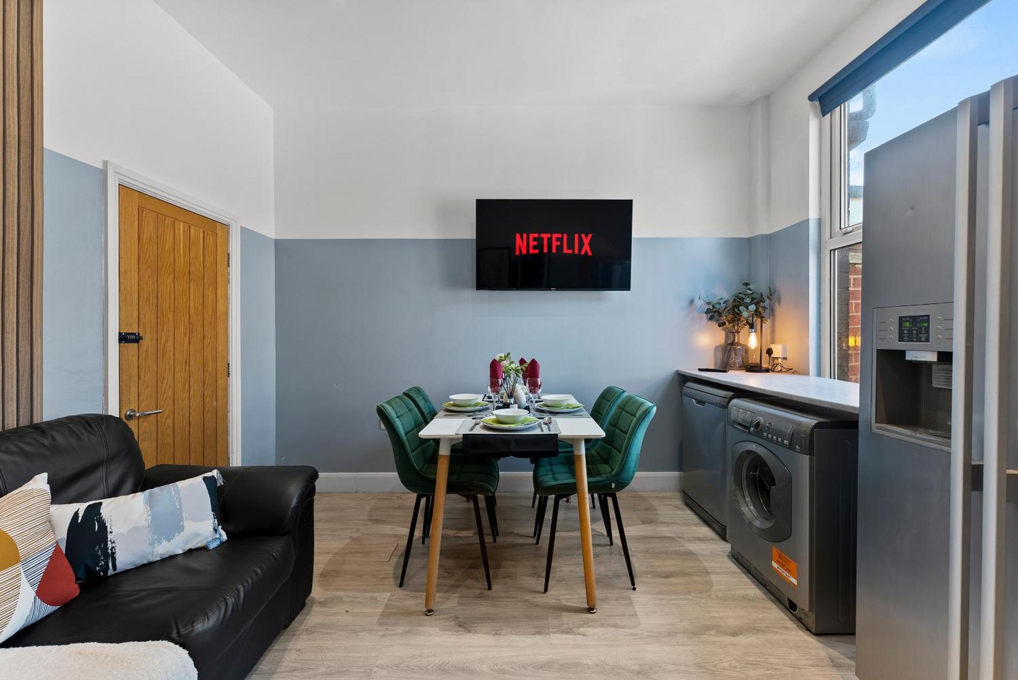 Stylish Designer 4 Bed - Parking - Sleeps 8 *