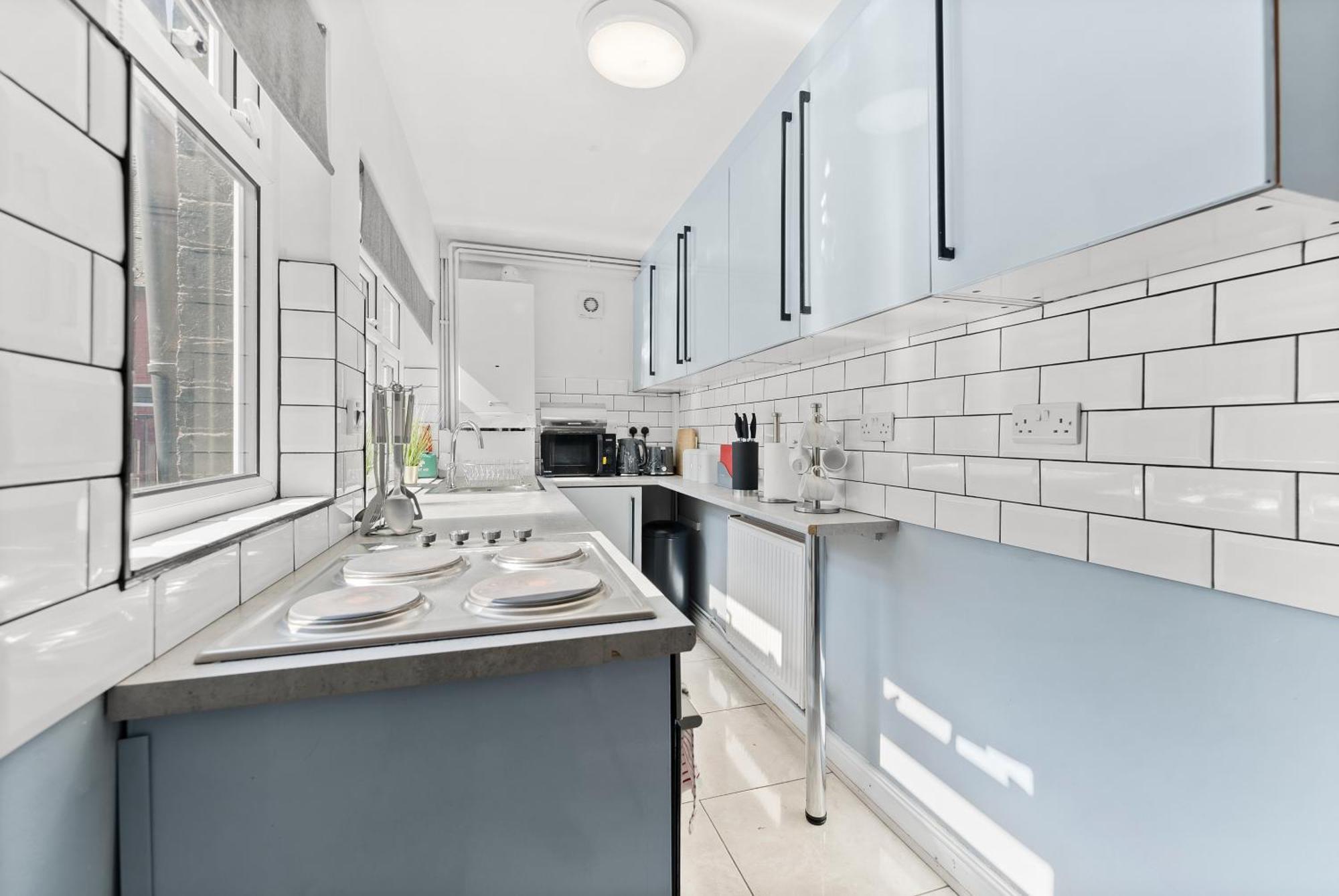 Stylish Designer 4 Bed - Parking - Sleeps 8