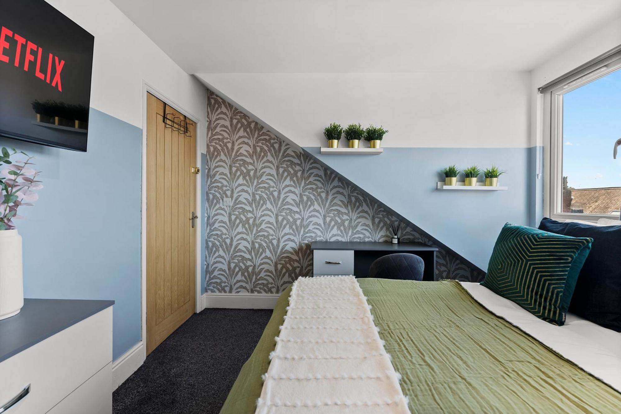 Stylish Designer 4 Bed - Parking - Sleeps 8 Holiday home