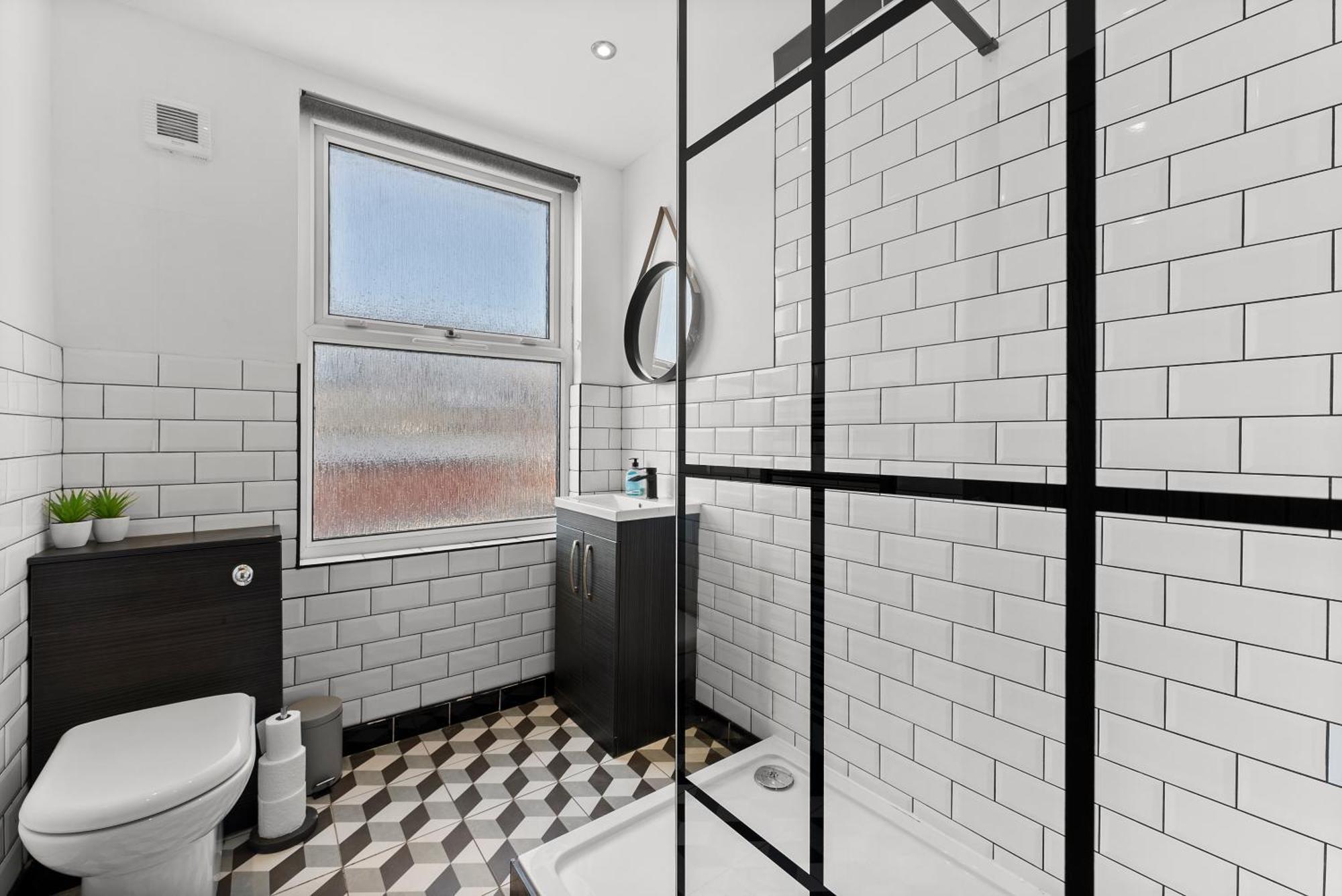 Stylish Designer 4 Bed - Parking - Sleeps 8 * Leeds (West Yorkshire)