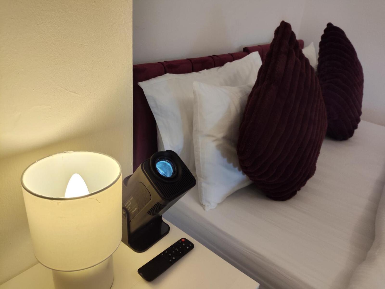 Holiday home Comfortable 3 Bedrooms Leeds Beach House - Ideal For Family And Contractors With Free Parking For 2 Cars - Free Wifi - Projector - Smart Light *