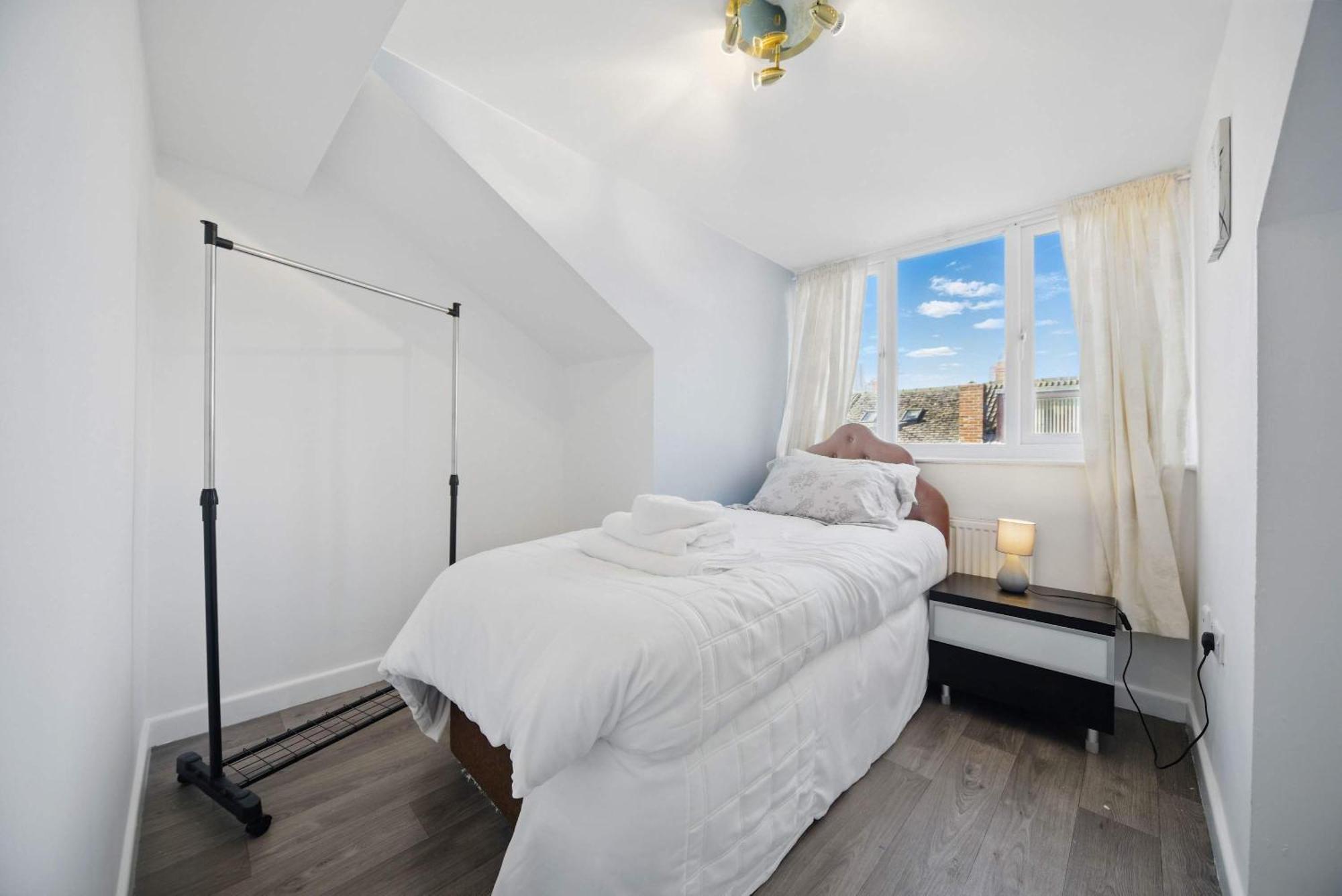 3 Bedroom House Near Leeds Center