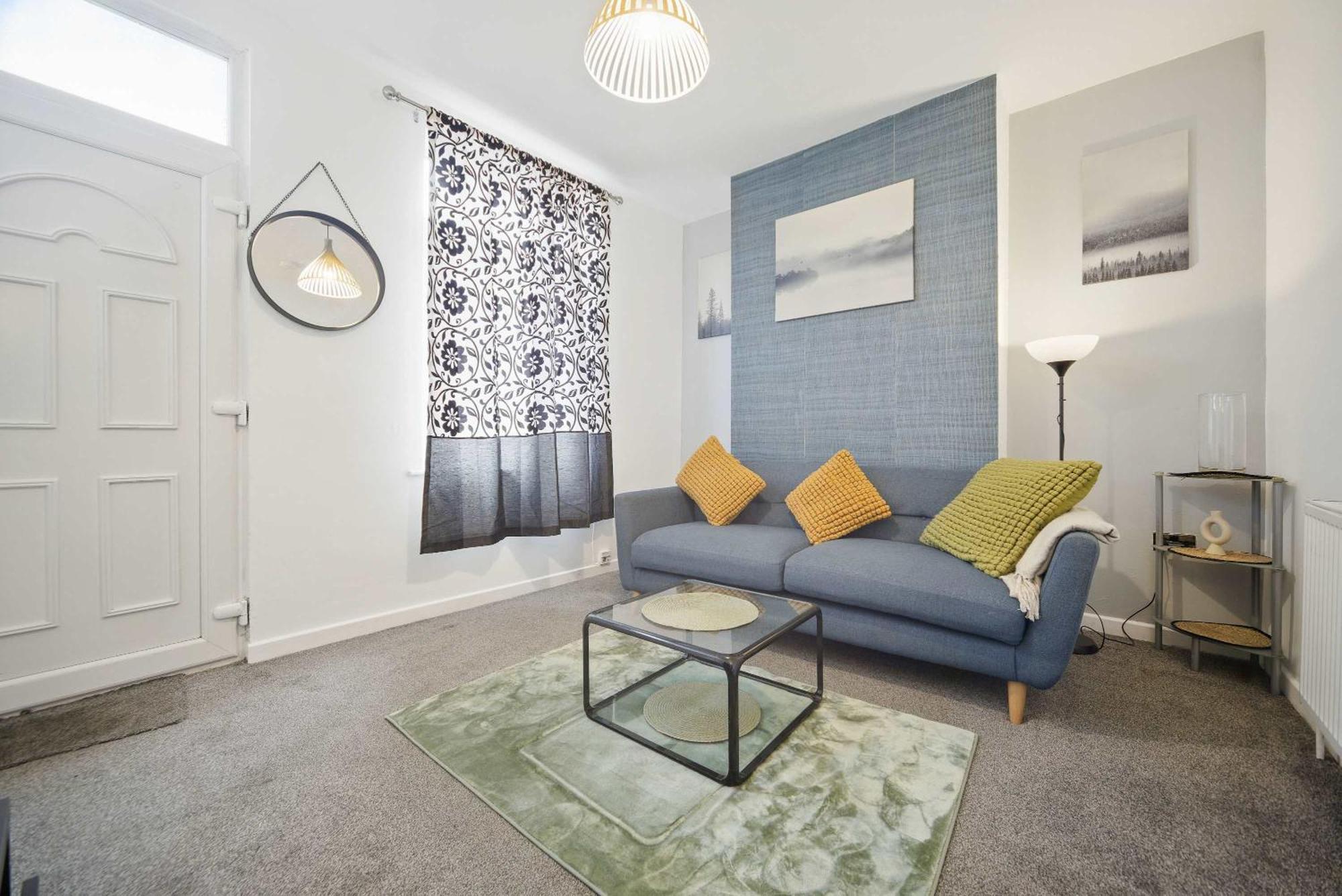 3 Bedroom House Near Leeds Center *