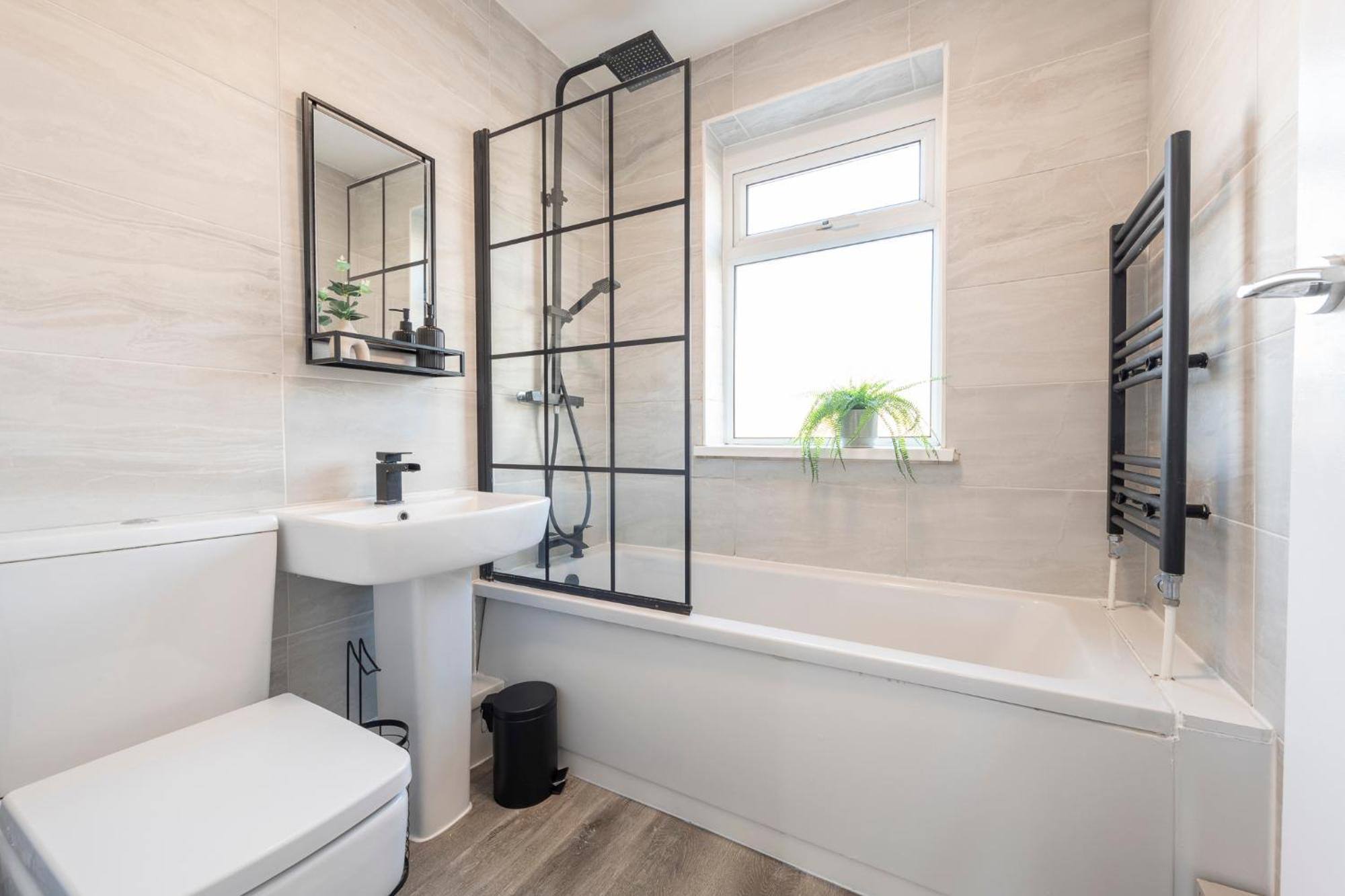 Apartment Spacious 3 Bedroom With Parking - Close To And Amenities - Perfect For Long