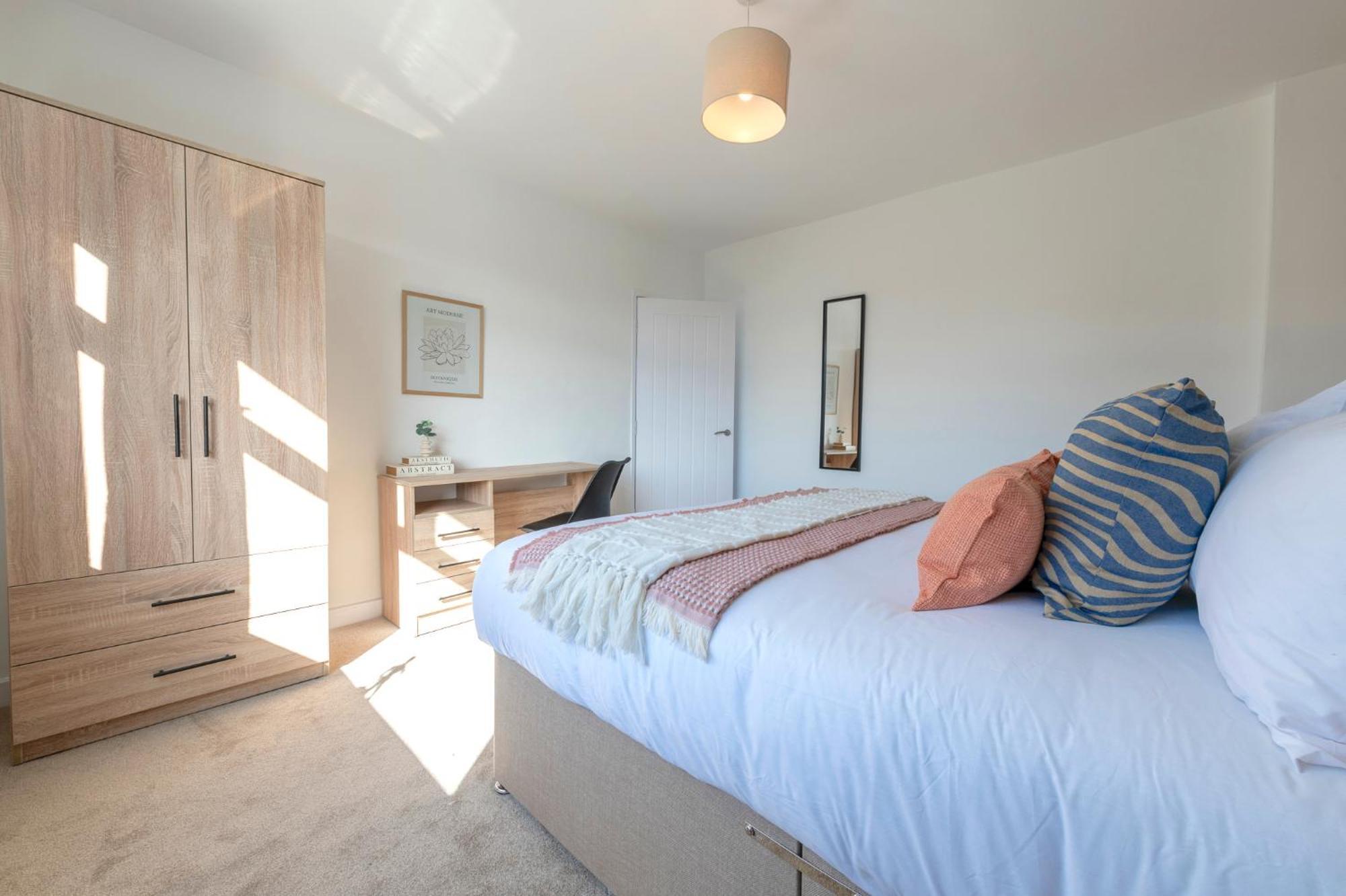 Apartment Spacious 3 Bedroom With Parking - Close To And Amenities - Perfect For Long