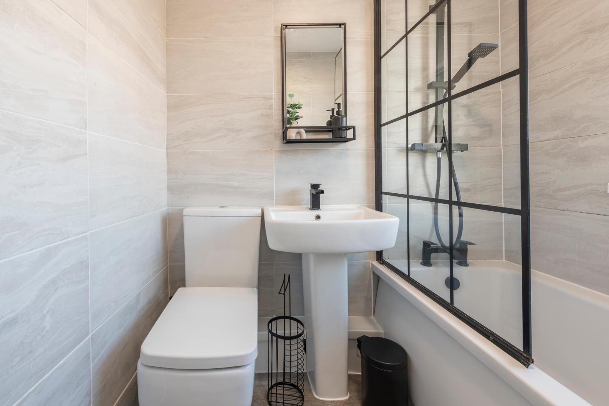 Spacious 3 Bedroom With Parking - Close To And Amenities - Perfect For Long Apartment *