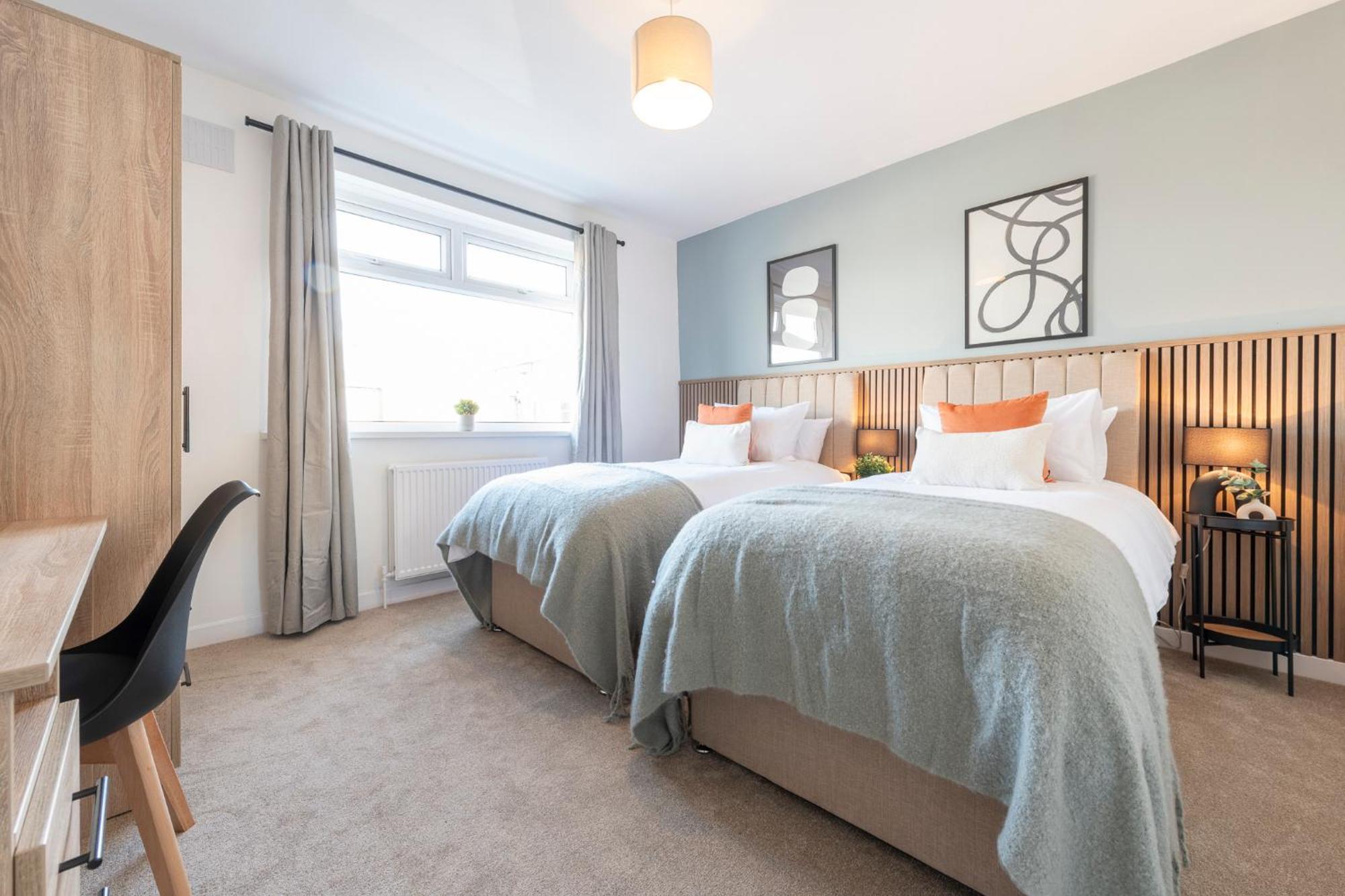 Spacious 3 Bedroom With Parking - Close To And Amenities - Perfect For Long Apartment *