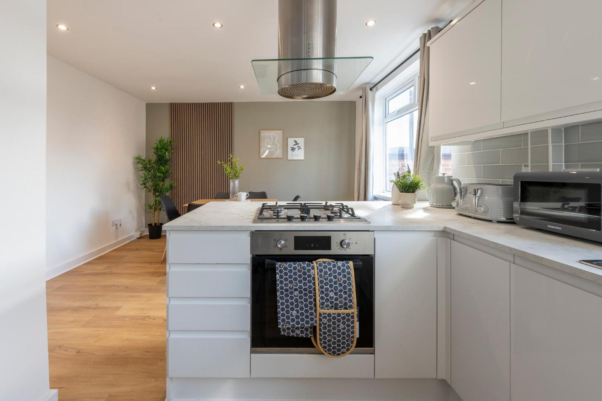 Spacious 3 Bedroom With Parking - Close To And Amenities - Perfect For Long