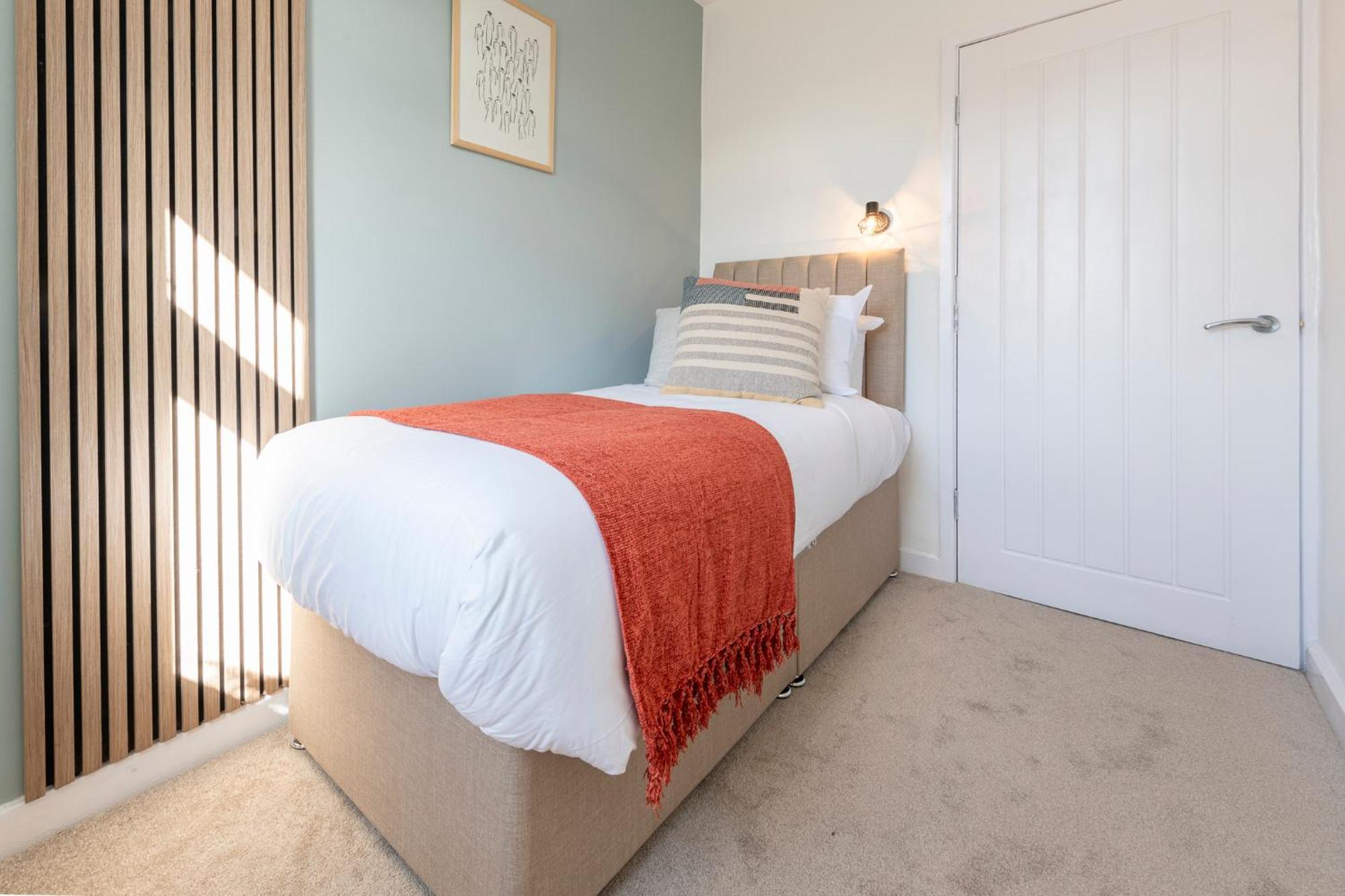 Apartment Spacious 3 Bedroom With Parking - Close To And Amenities - Perfect For Long