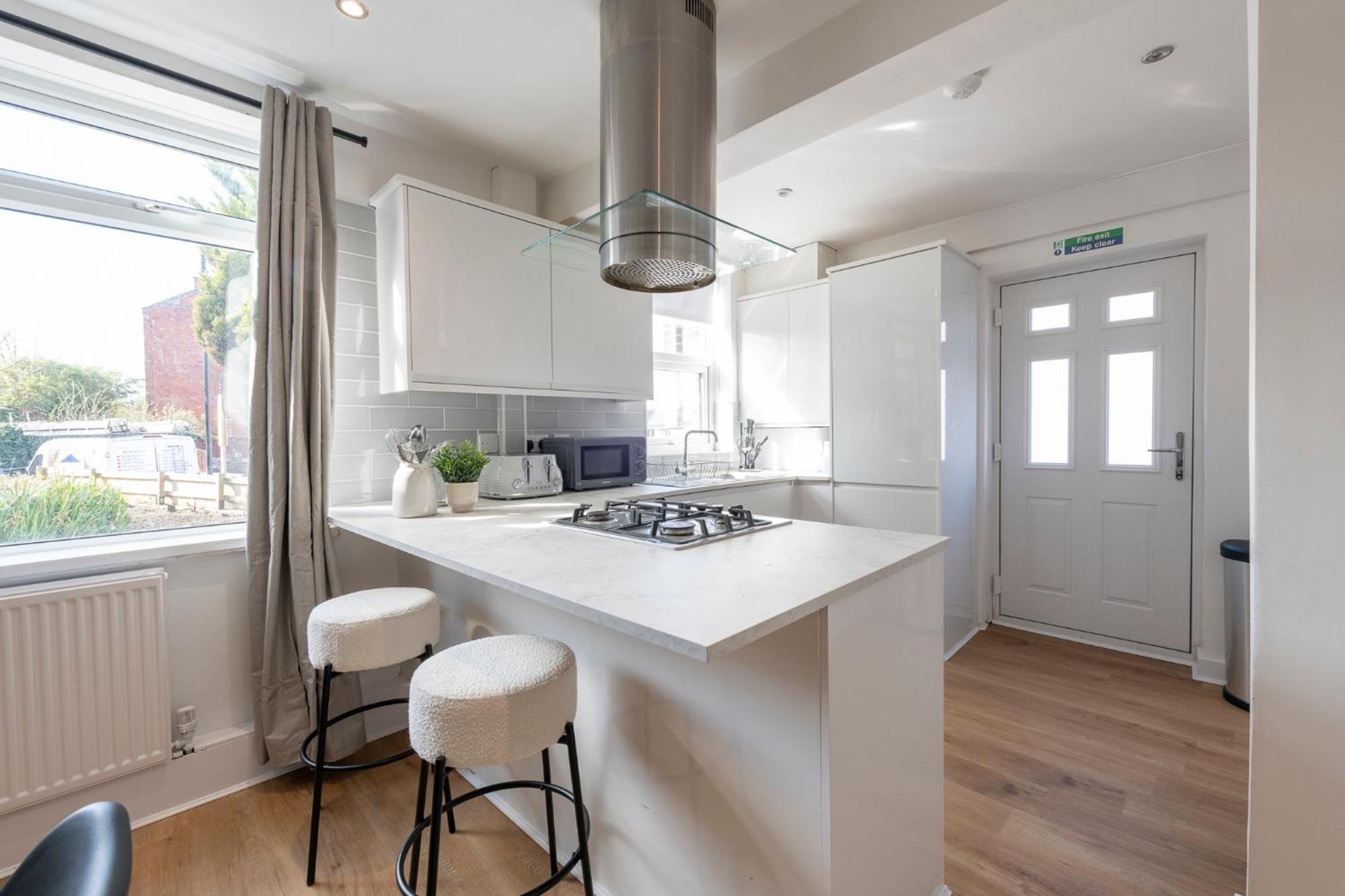 Spacious 3 Bedroom With Parking - Close To And Amenities - Perfect For Long