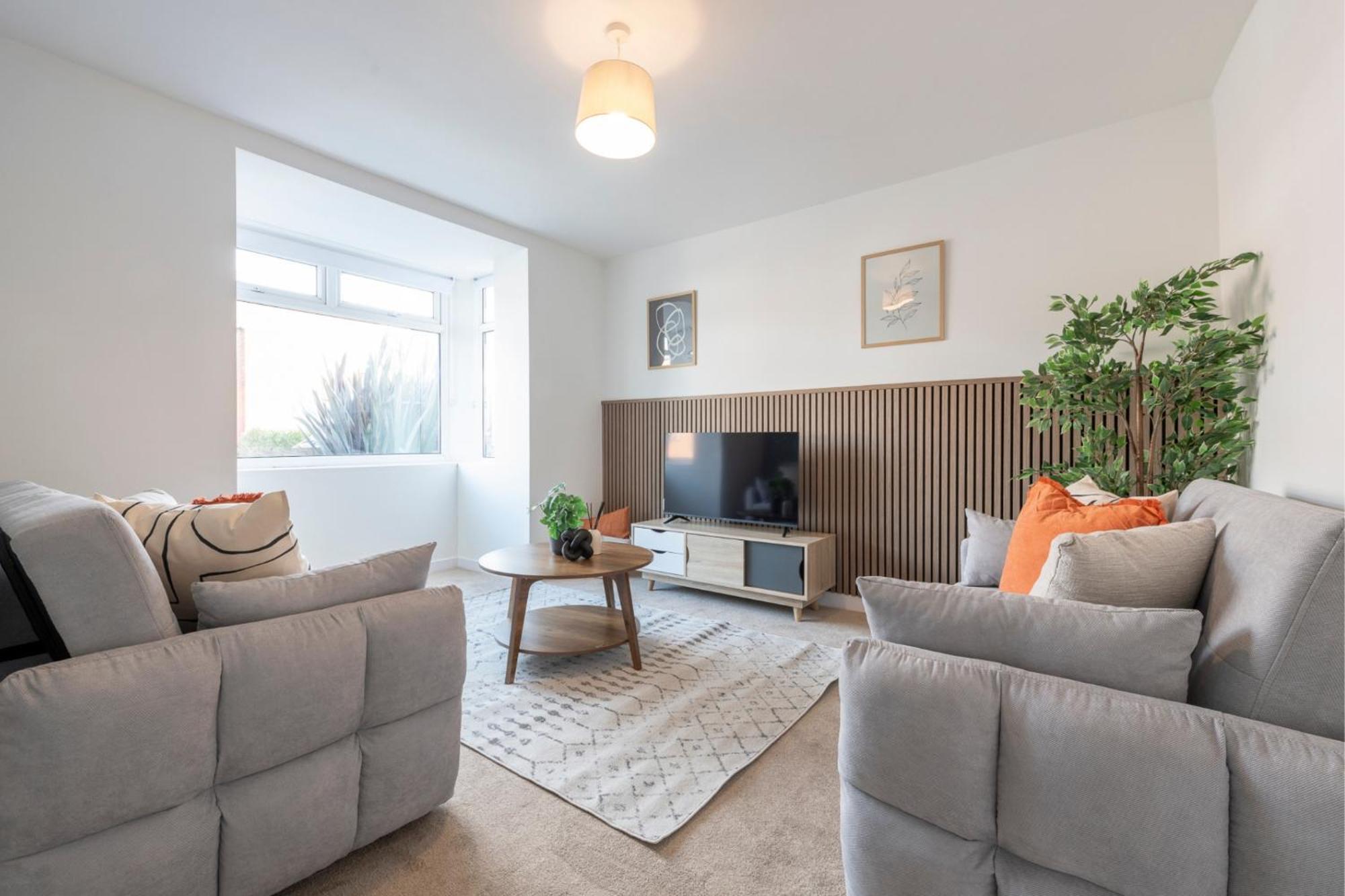 Spacious 3 Bedroom With Parking - Close To And Amenities - Perfect For Long Apartment