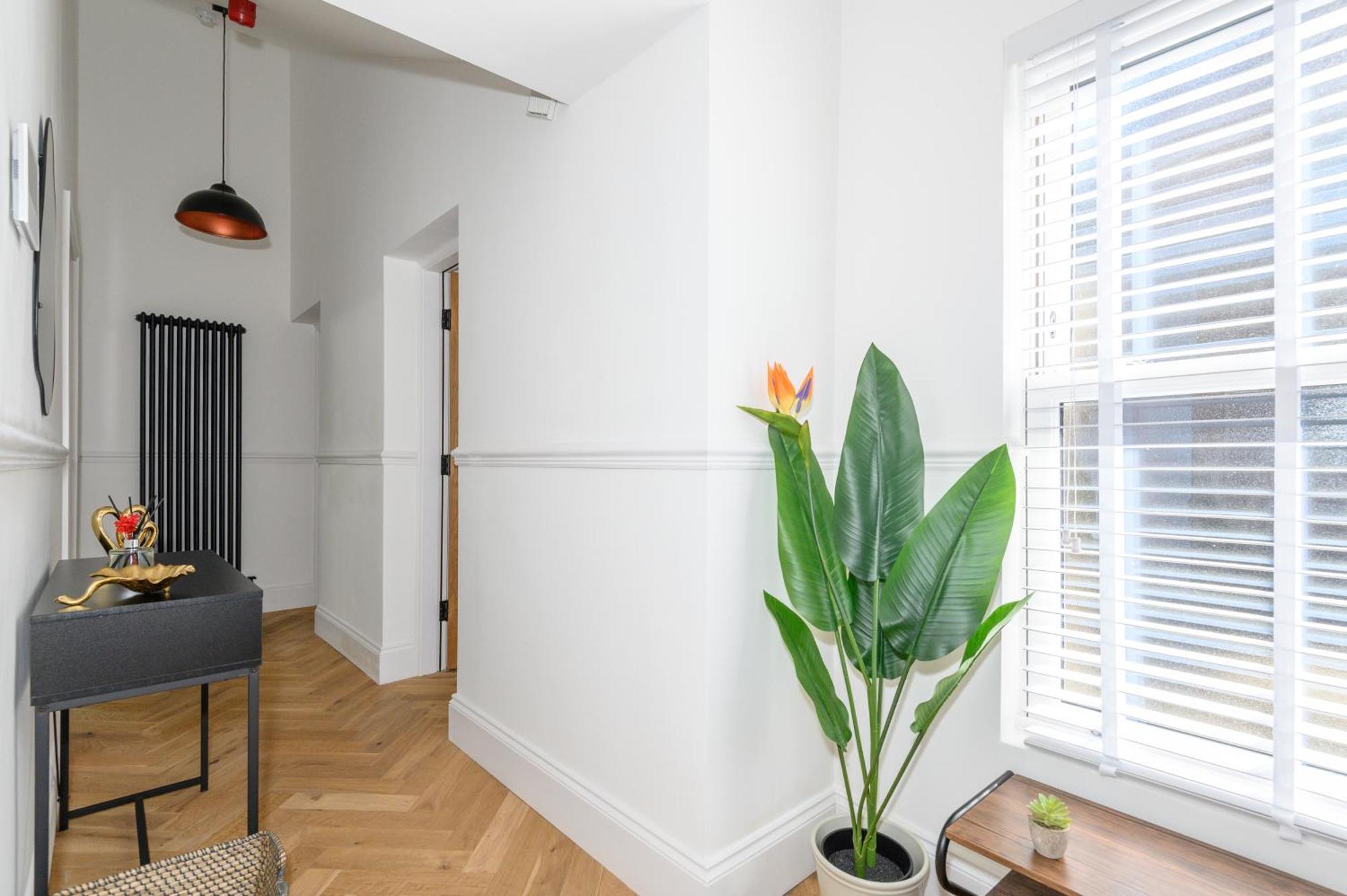 Paradise Boutique Penthouse - Center - Steps To Ivy Apartment