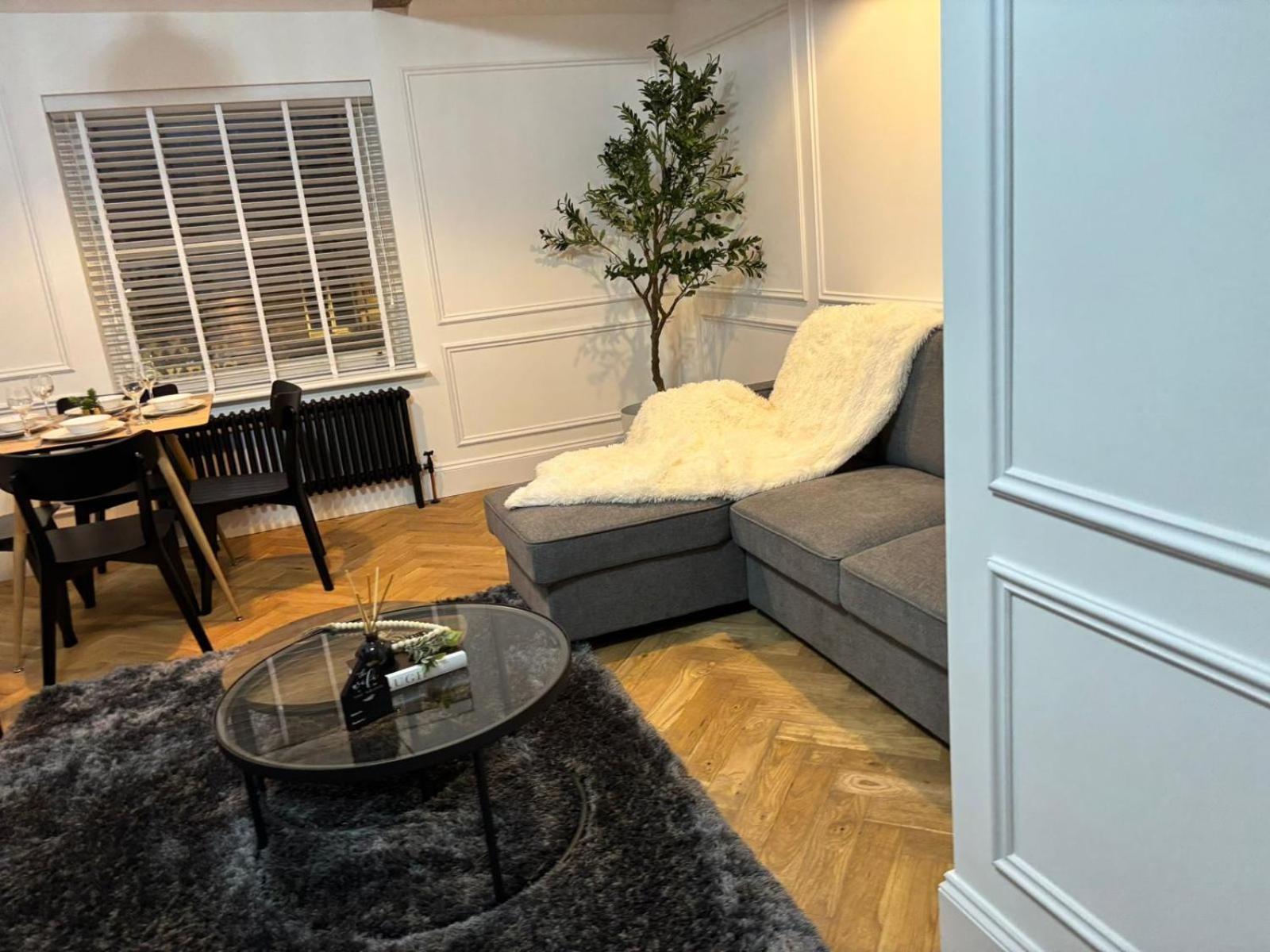 Apartment Paradise Boutique Penthouse - Center - Steps To Ivy *