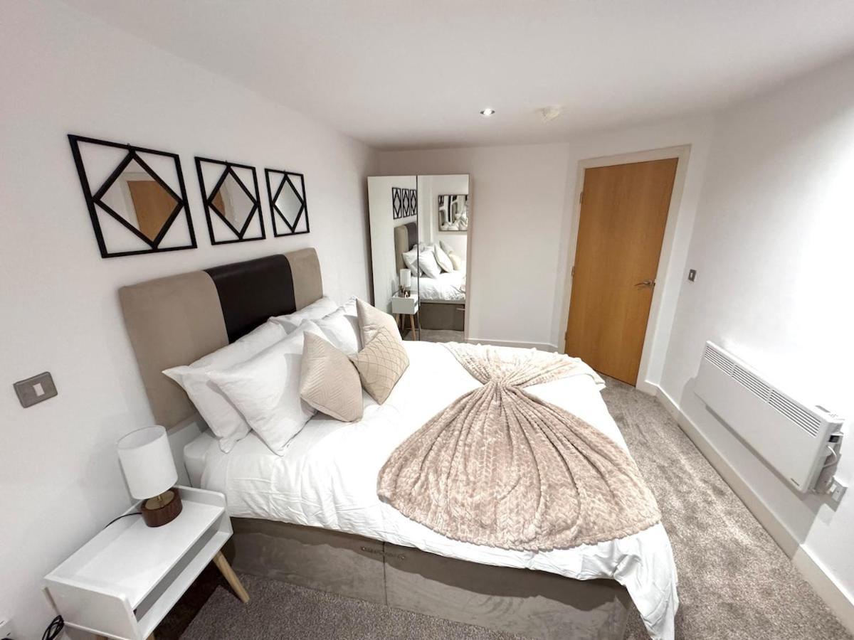 Apartment 2 Bed Leeds Dock Balcony And River View *