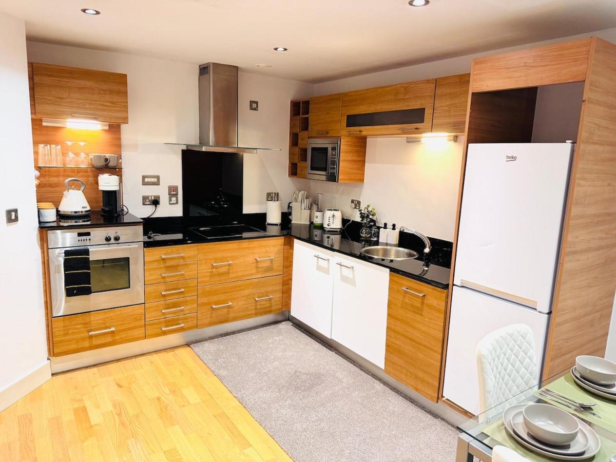Apartment 2 Bed Leeds Dock Balcony And River View