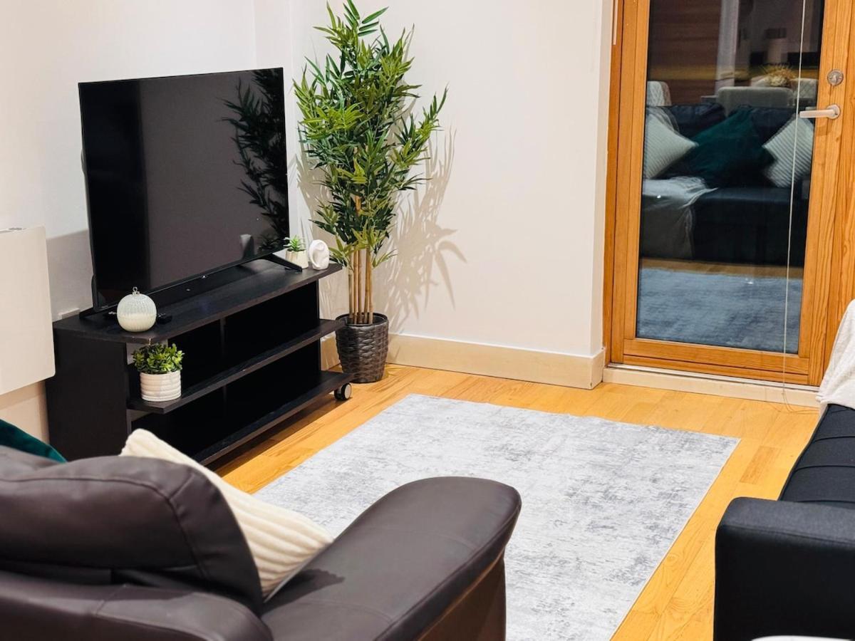 Apartment 2 Bed Leeds Dock Balcony And River View *