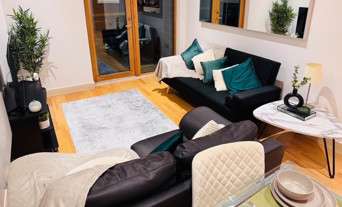 2 Bed Leeds Dock Balcony And River View * Leeds (West Yorkshire)