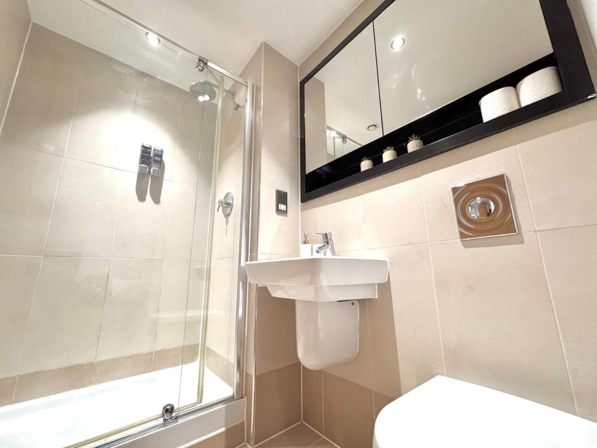 Apartment 2 Bed Leeds Dock Balcony And River View