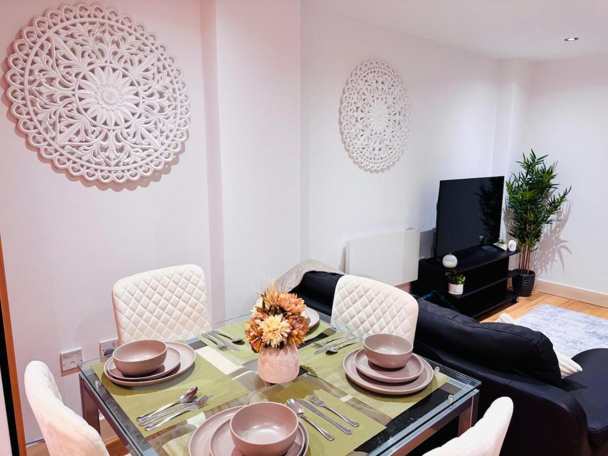2 Bed Leeds Dock Balcony And River View Apartment *