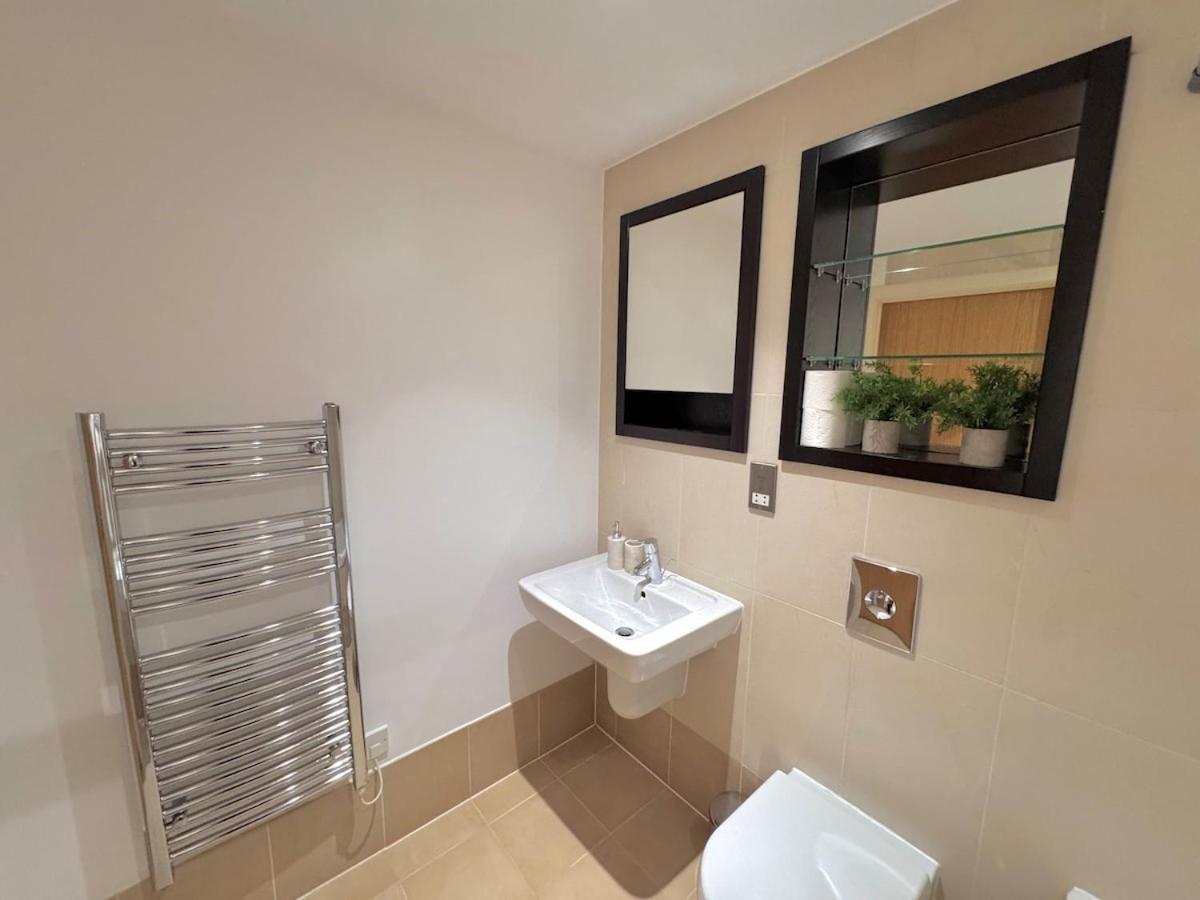 2 Bed Leeds Dock Balcony And River View Apartment Leeds (West Yorkshire)