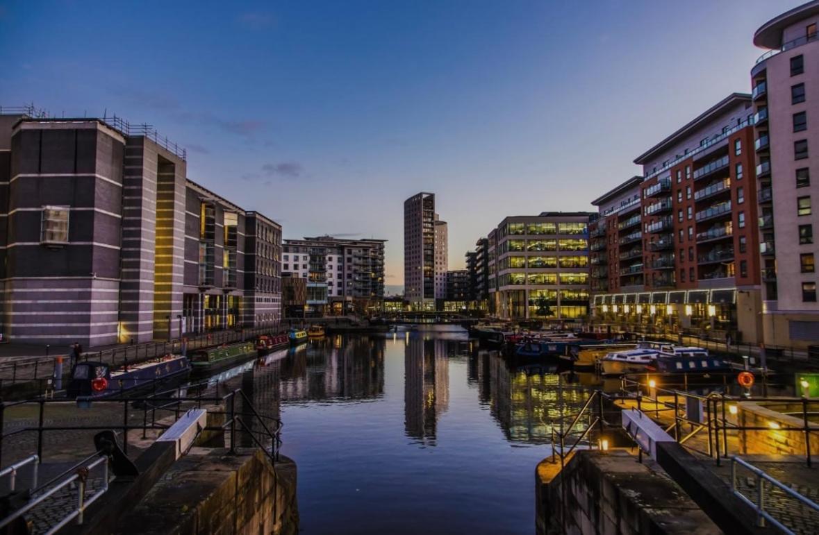 2 Bed Leeds Dock Balcony And River View *