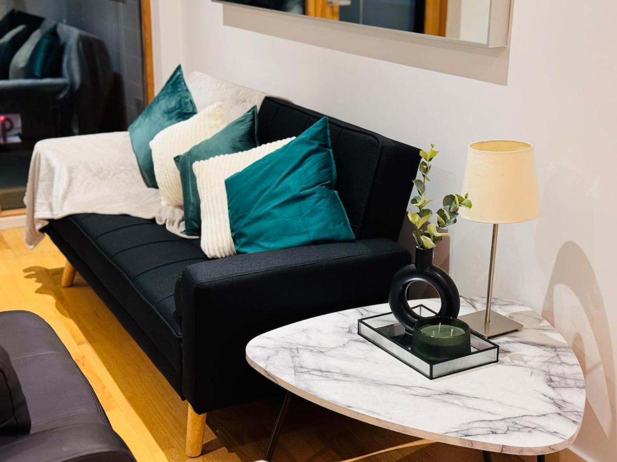 2 Bed Leeds Dock Balcony And River View *