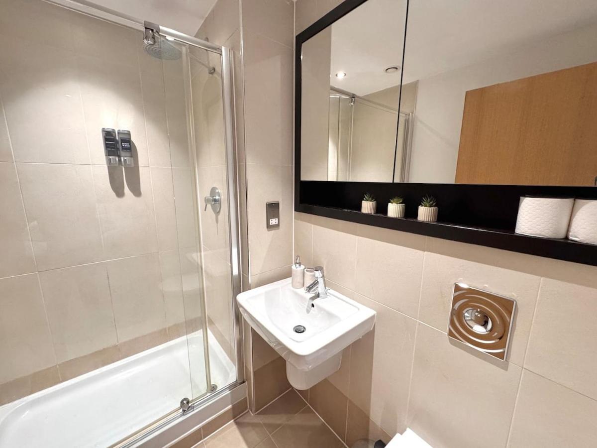 Apartment 2 Bed Leeds Dock Balcony And River View