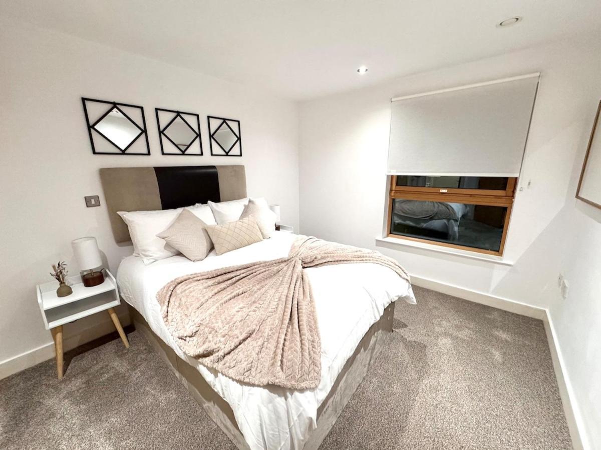 Apartment 2 Bed Leeds Dock Balcony And River View *