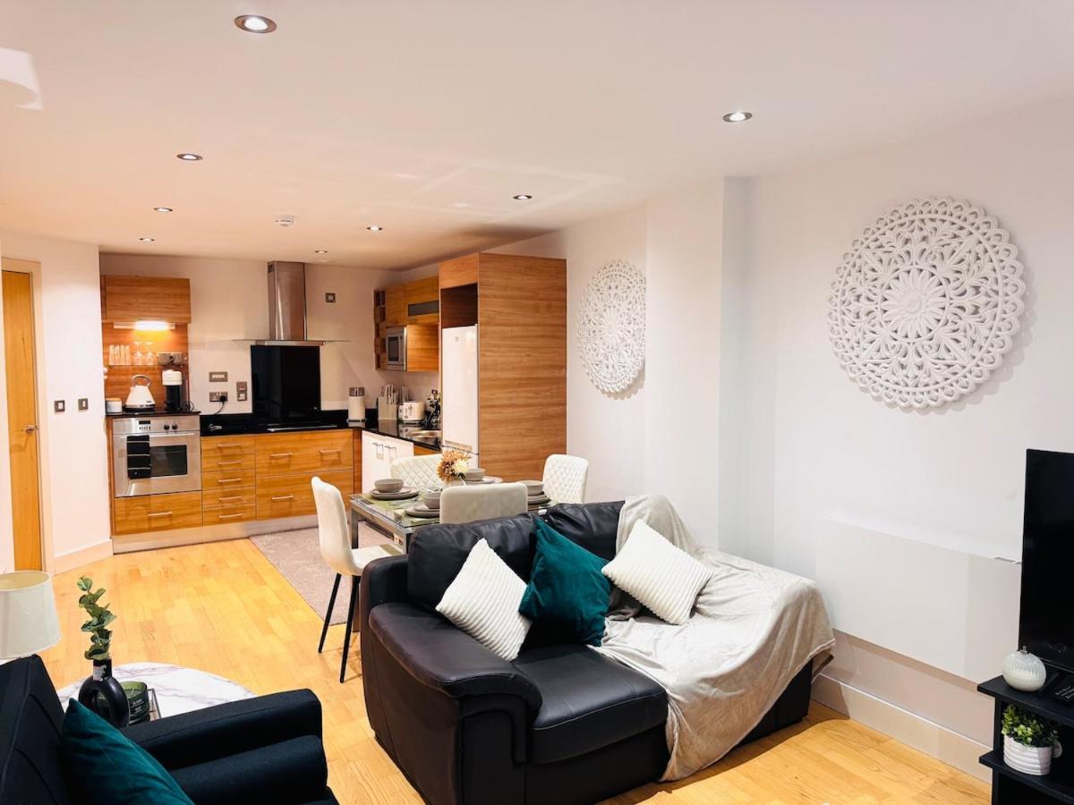 2 Bed Leeds Dock Balcony And River View *