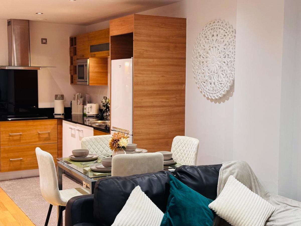 2 Bed Leeds Dock Balcony And River View
