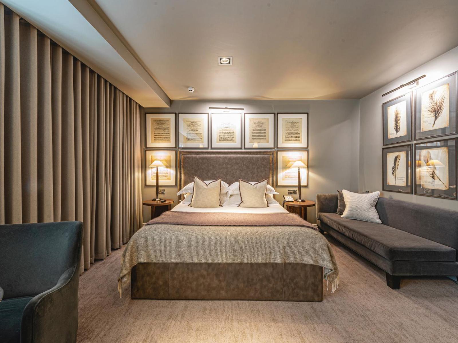 Dakota Leeds 5*