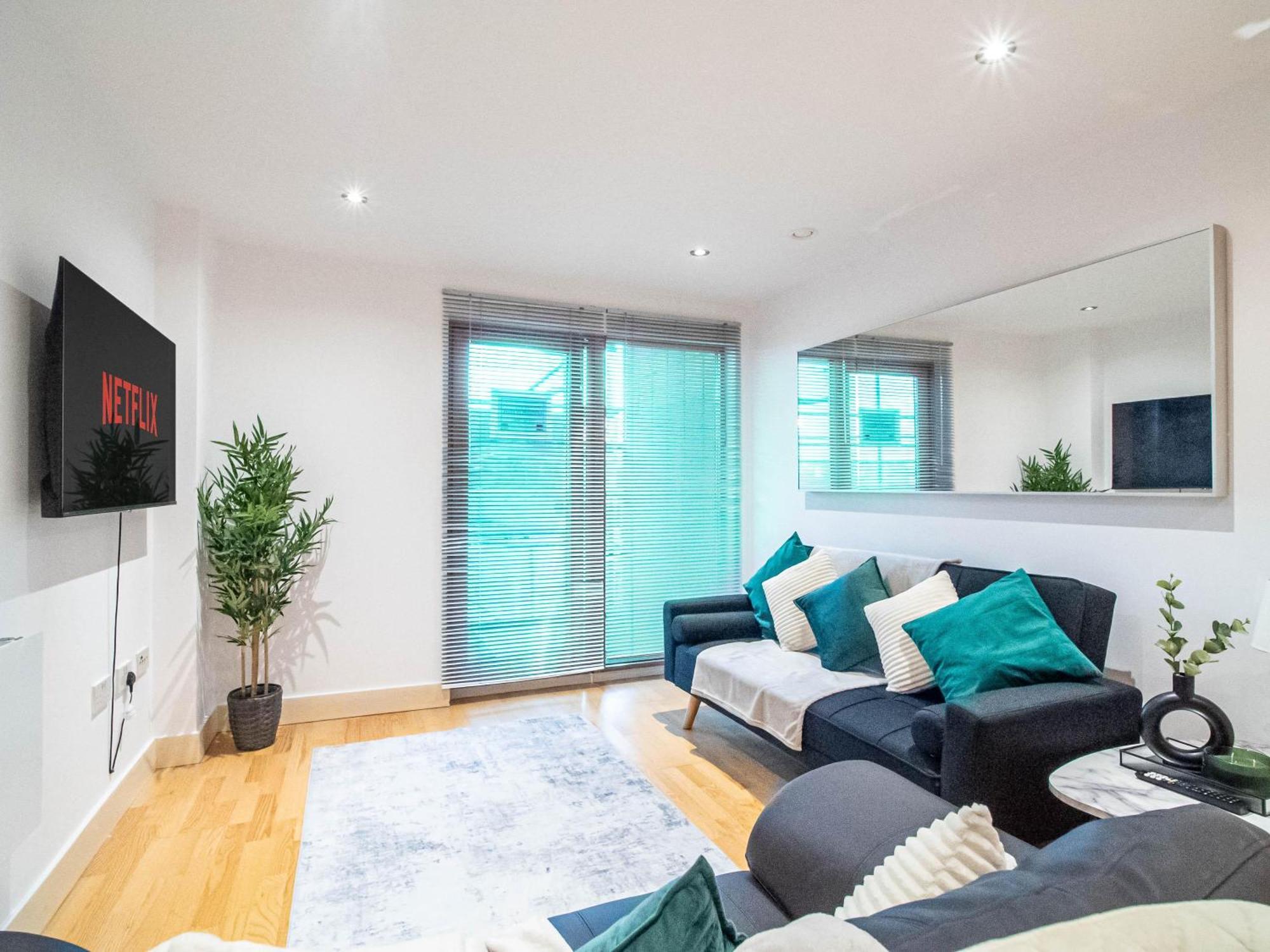 2 Bed Leeds Dock Balcony And River View
