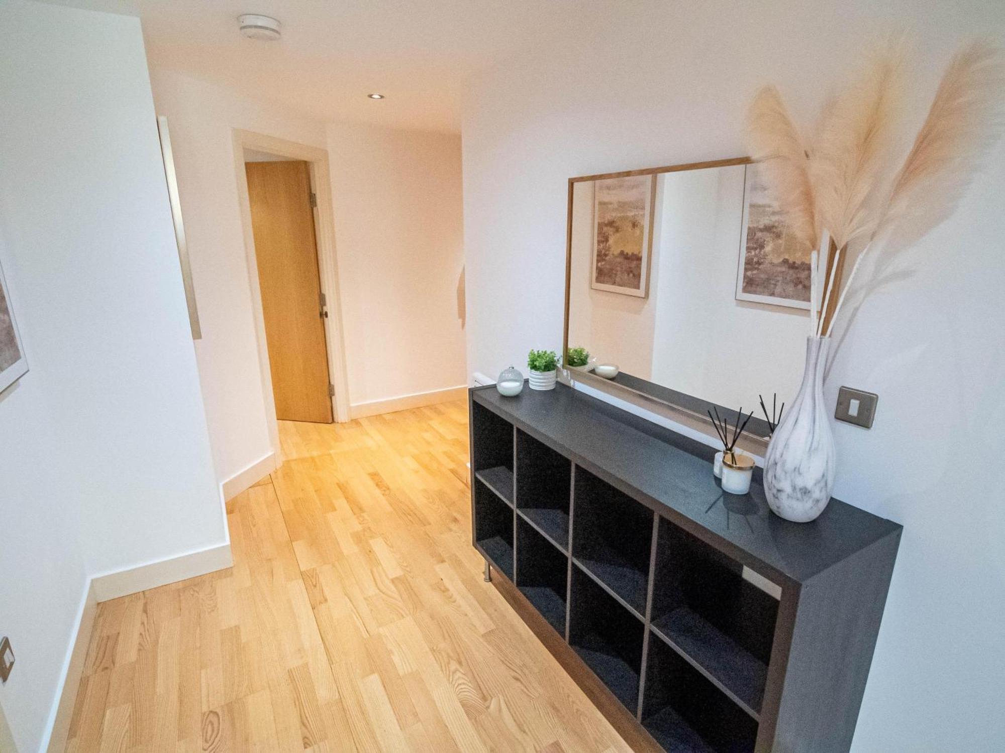 Apartment 2 Bed Leeds Dock Balcony And River View