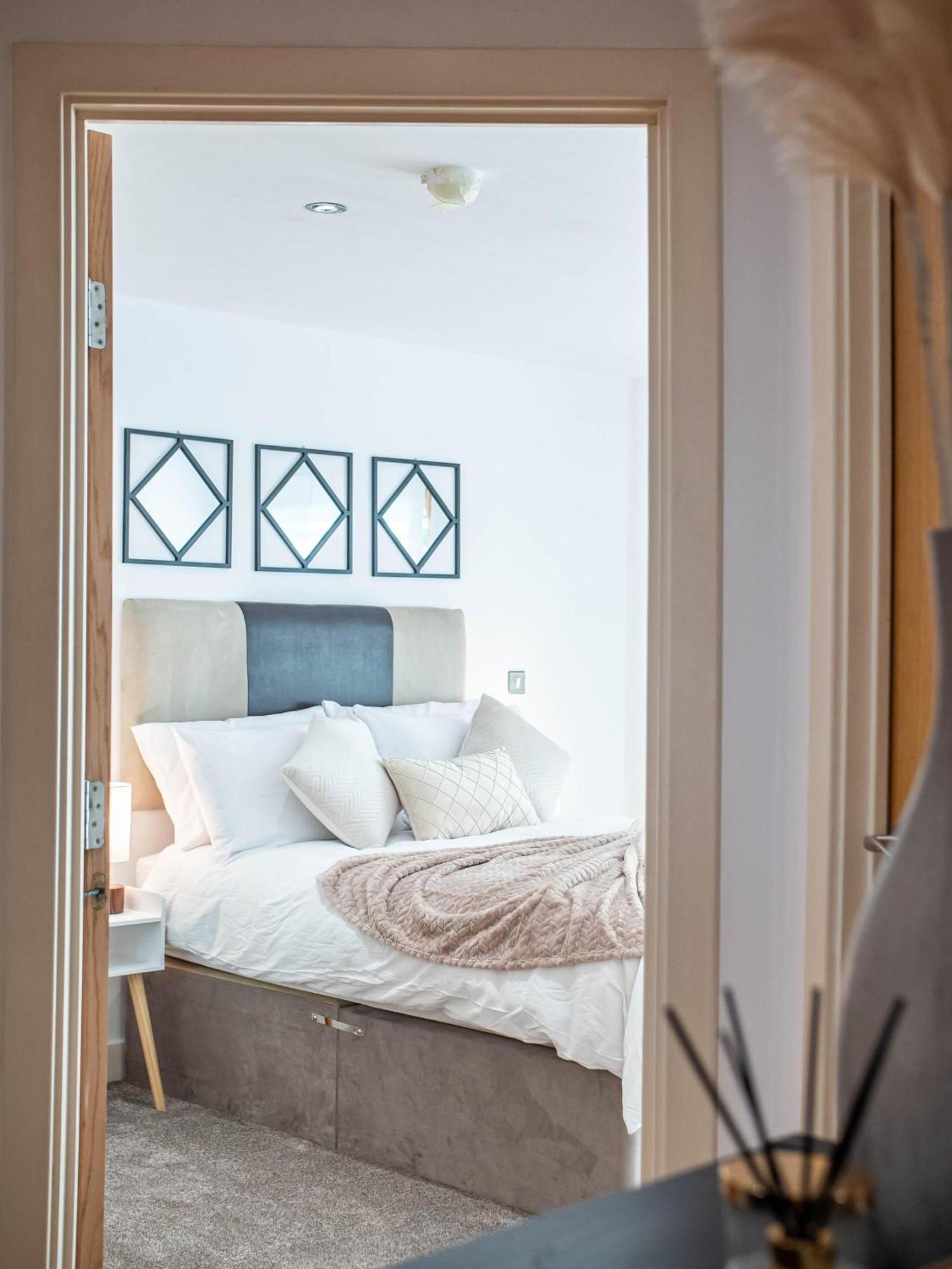 2 Bed Leeds Dock Balcony And River View Apartment *