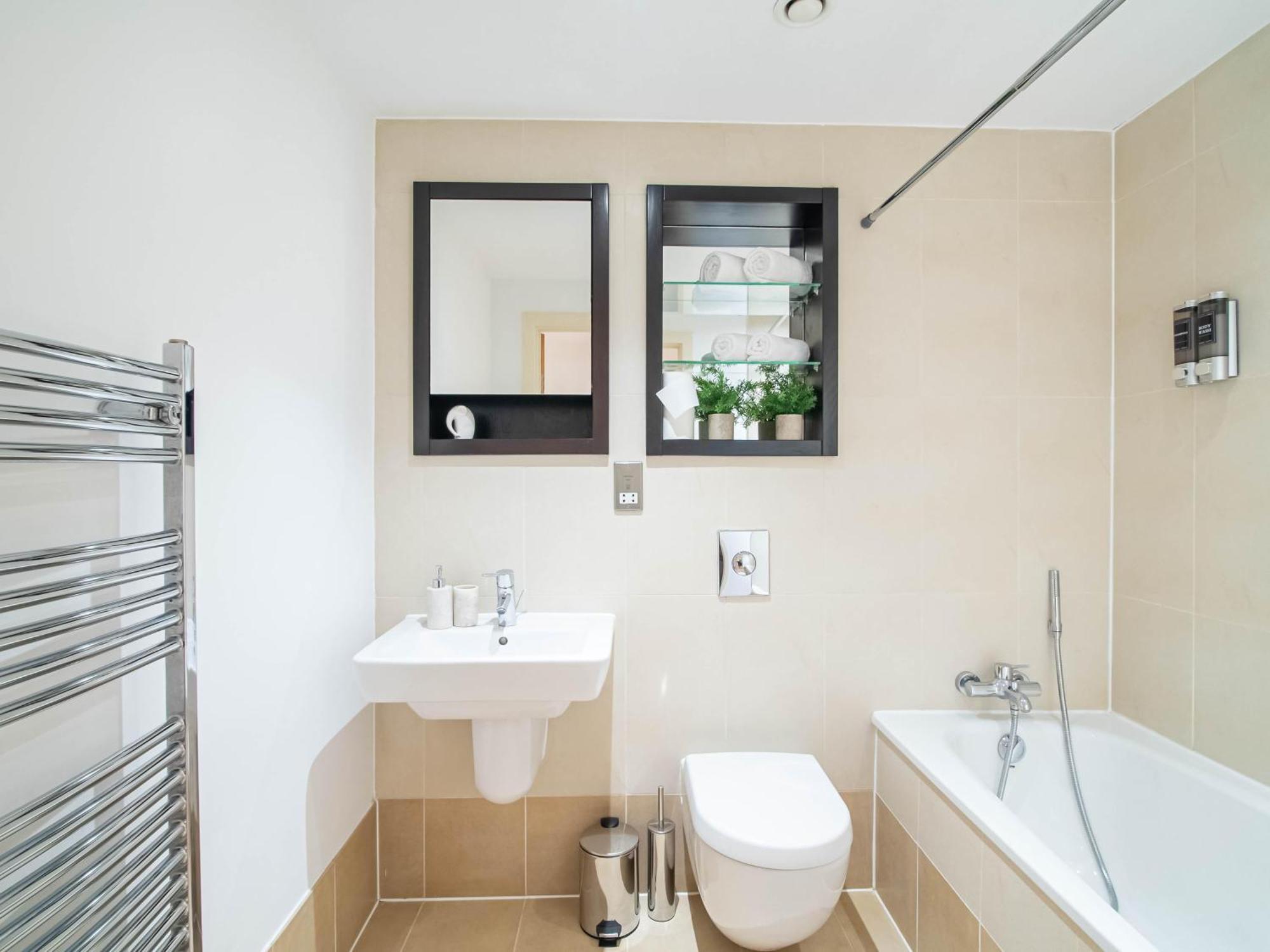 2 Bed Dock Balcony And River View Leeds (West Yorkshire)