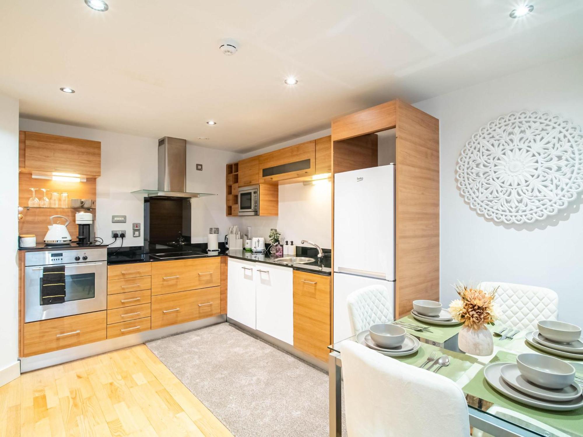 2 Bed Leeds Dock Balcony And River View Apartment
