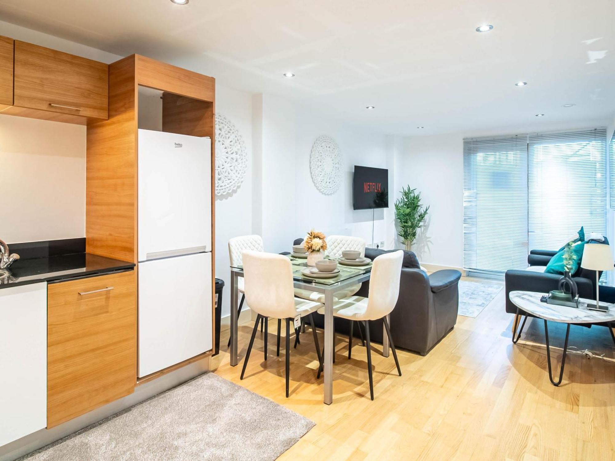 2 Bed Leeds Dock Balcony And River View Apartment *