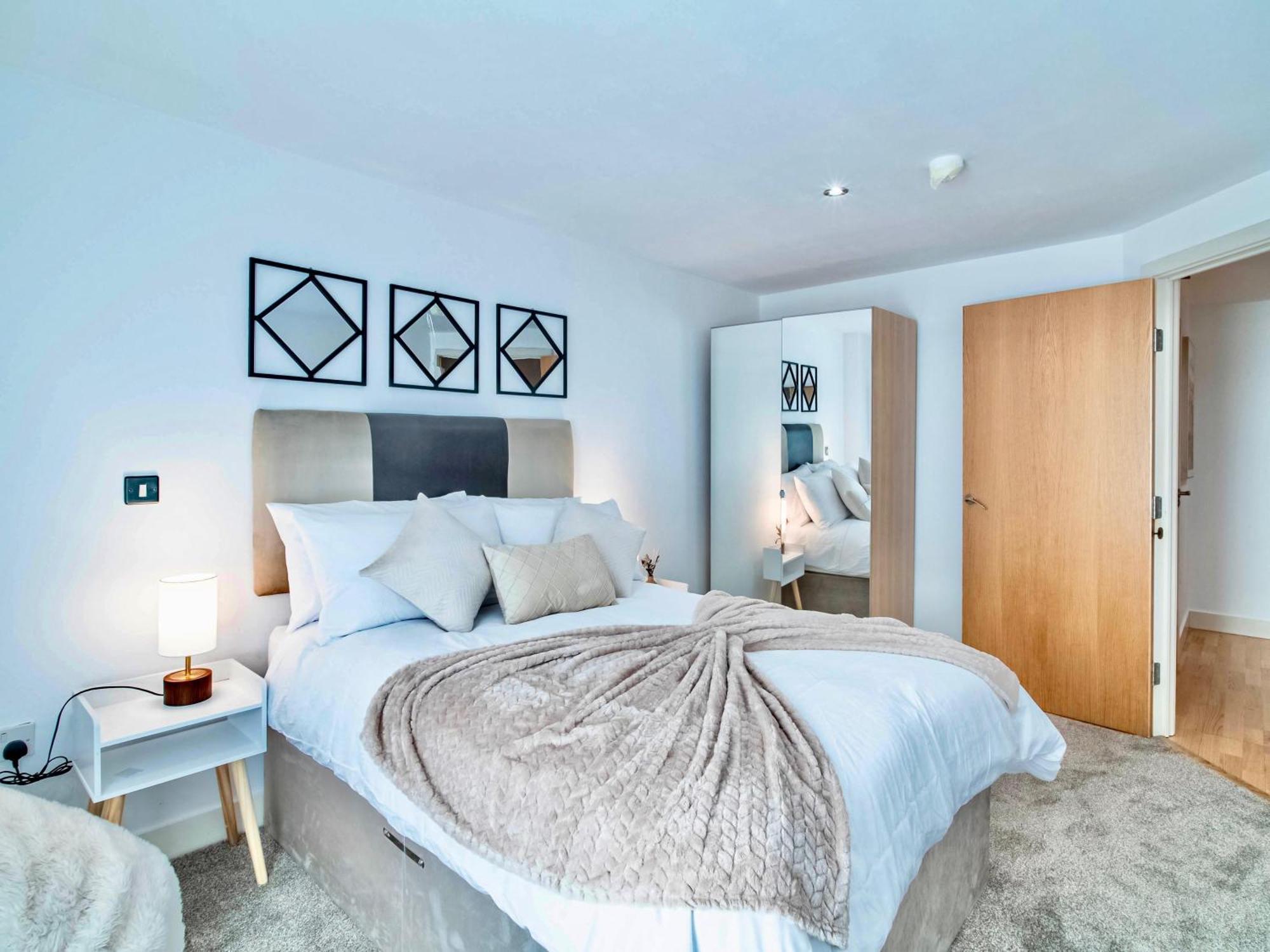 Apartment 2 Bed Leeds Dock Balcony And River View
