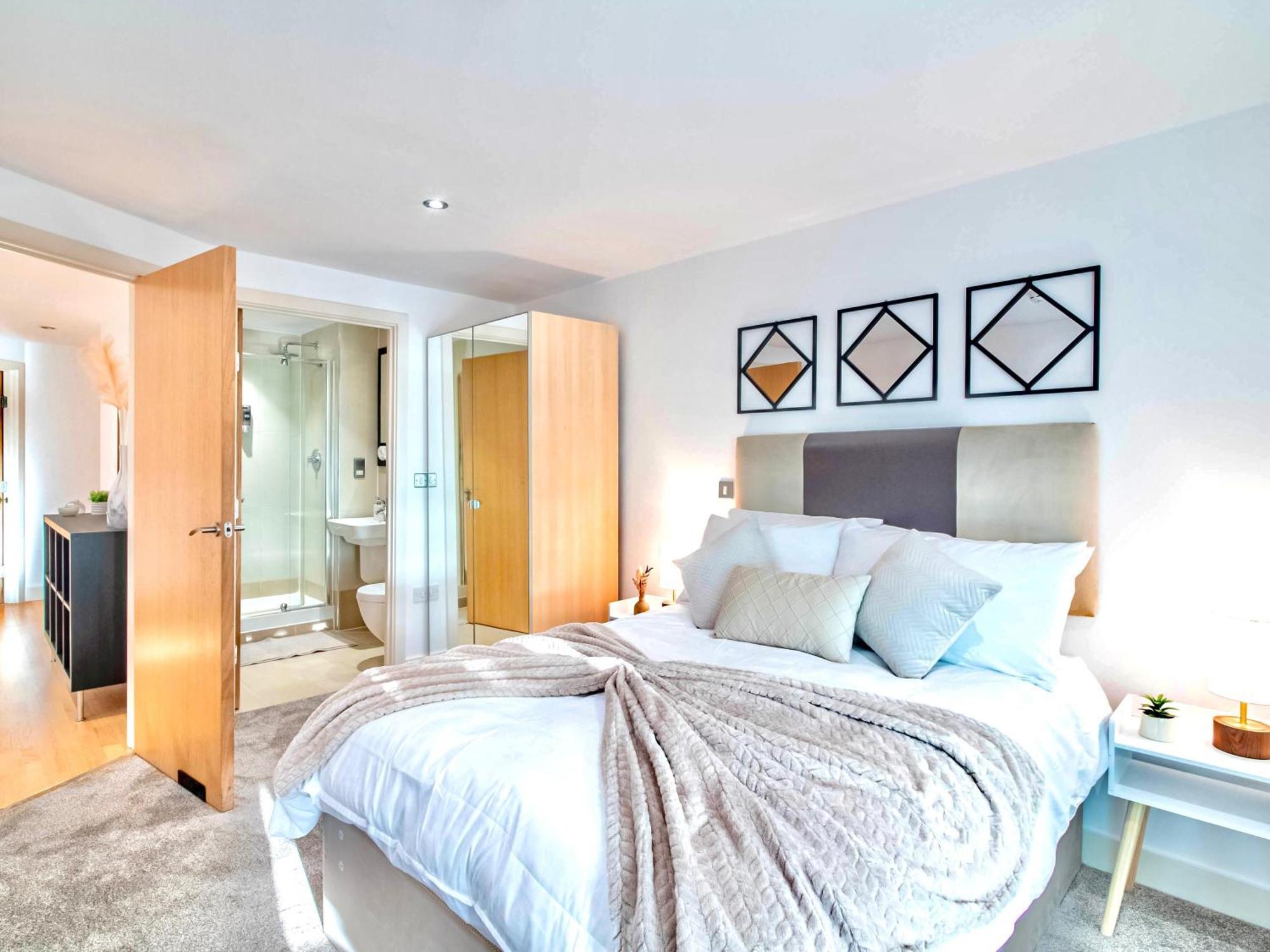 2 Bed Leeds Dock Balcony And River View Apartment *