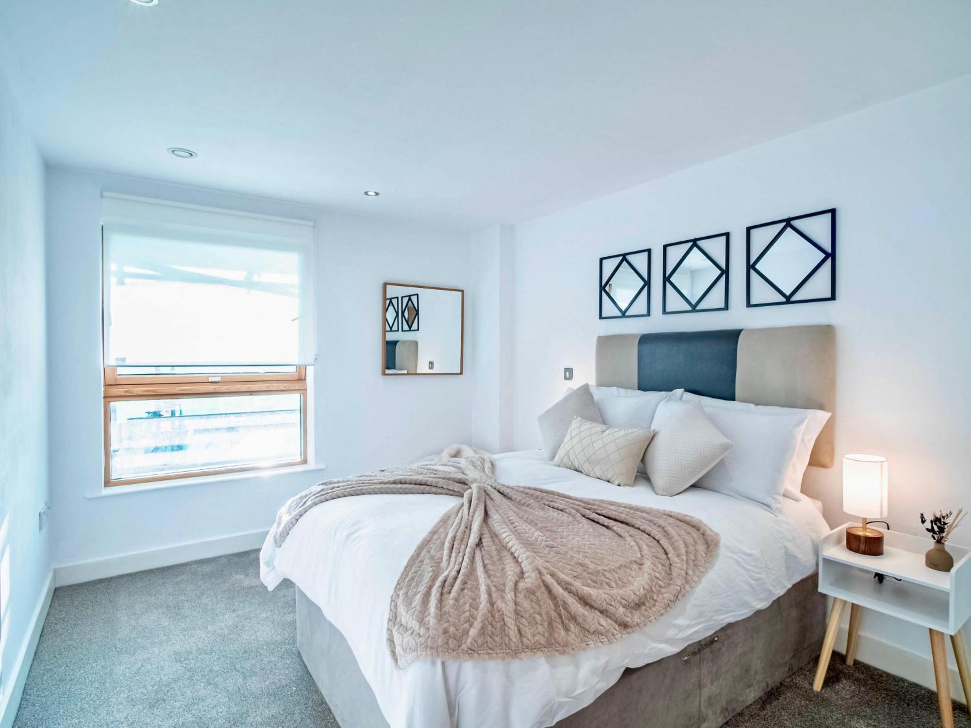 2 Bed Leeds Dock Balcony And River View Apartment Leeds (West Yorkshire)