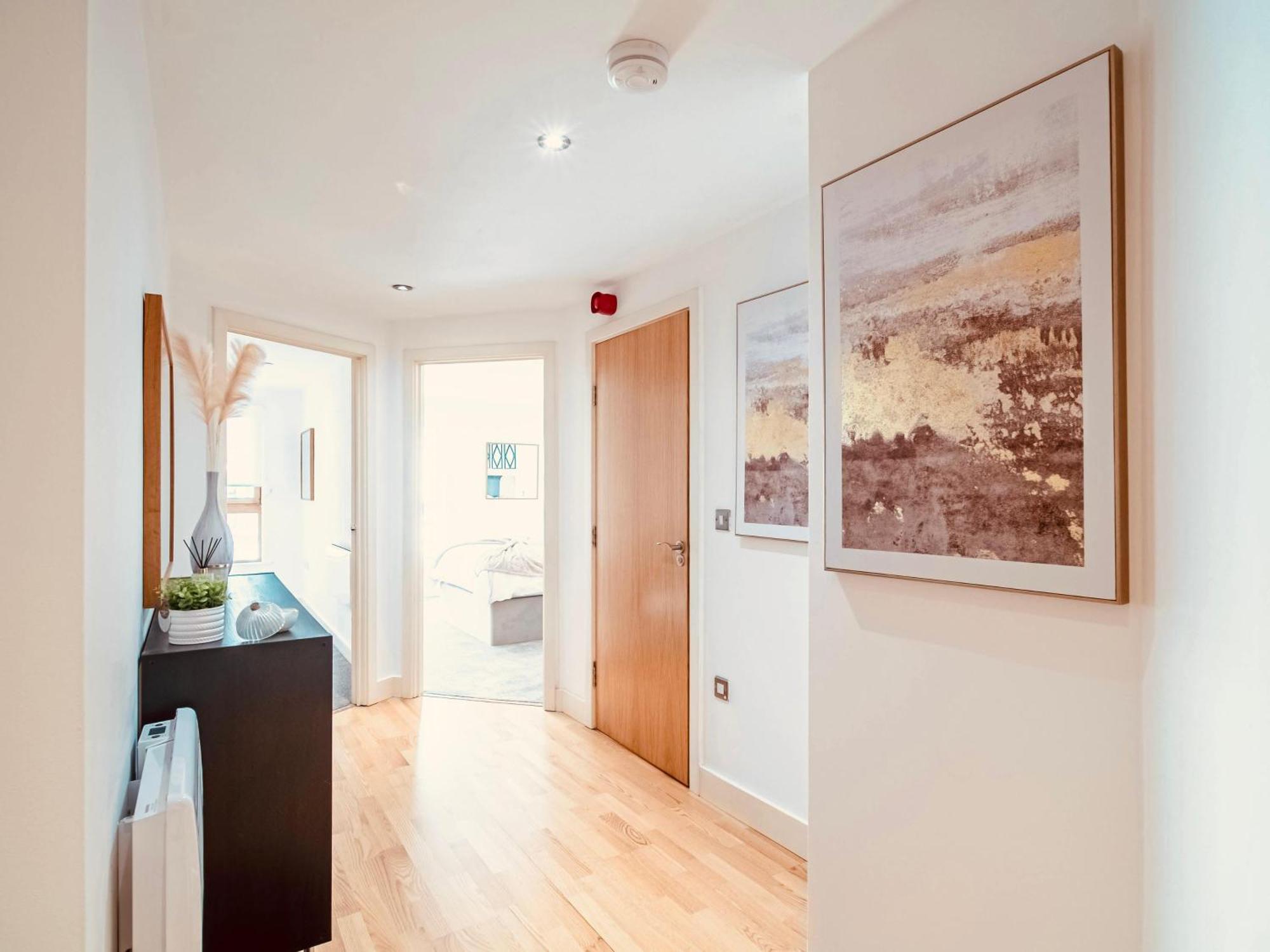 2 Bed Leeds Dock Balcony And River View *