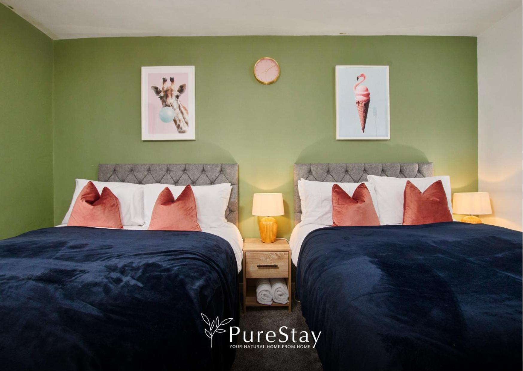 Large Leeds With Free Parking Sleeps 8