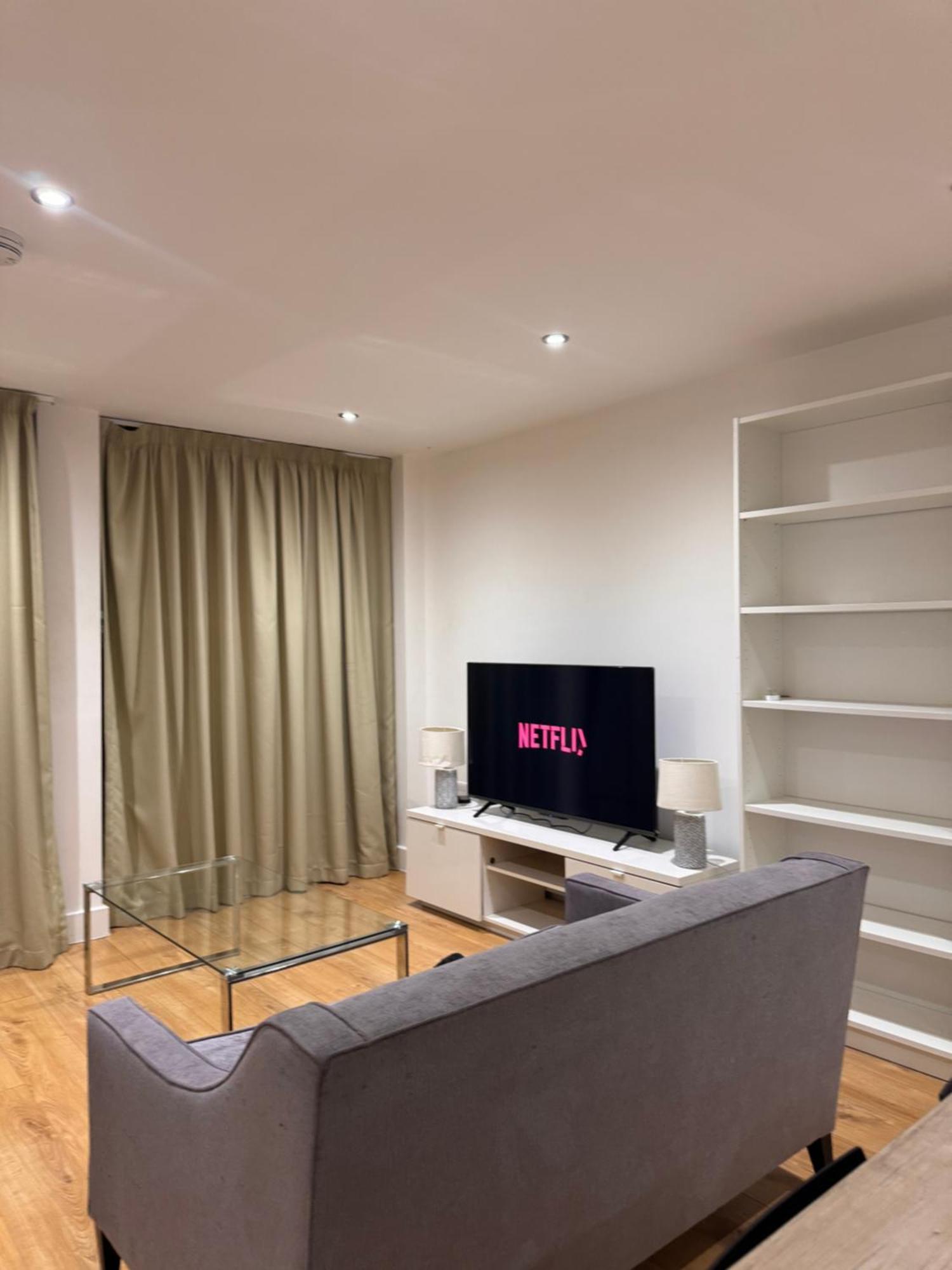 Flat In Leeds Centre With Unique Balcony Apartment *