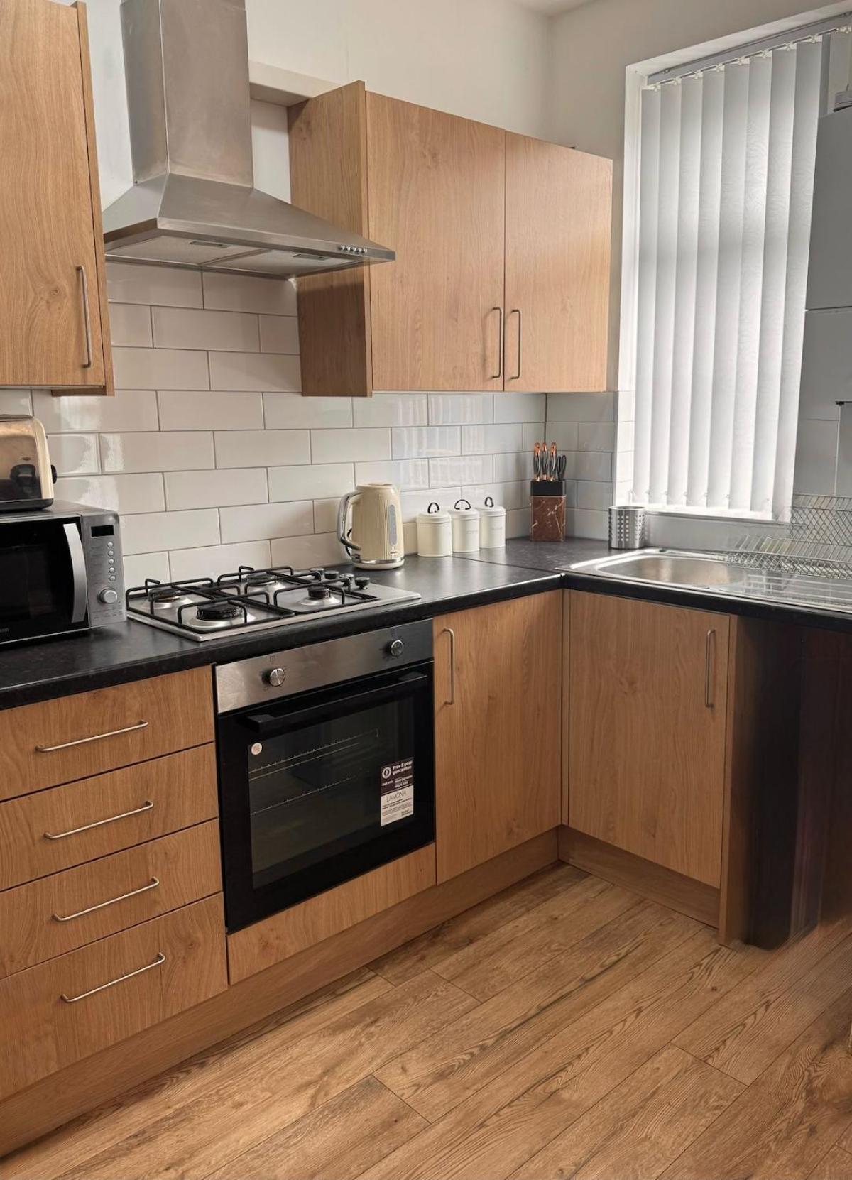 Cozy 2 Bedroom House, Sleeps 6 Apartment *